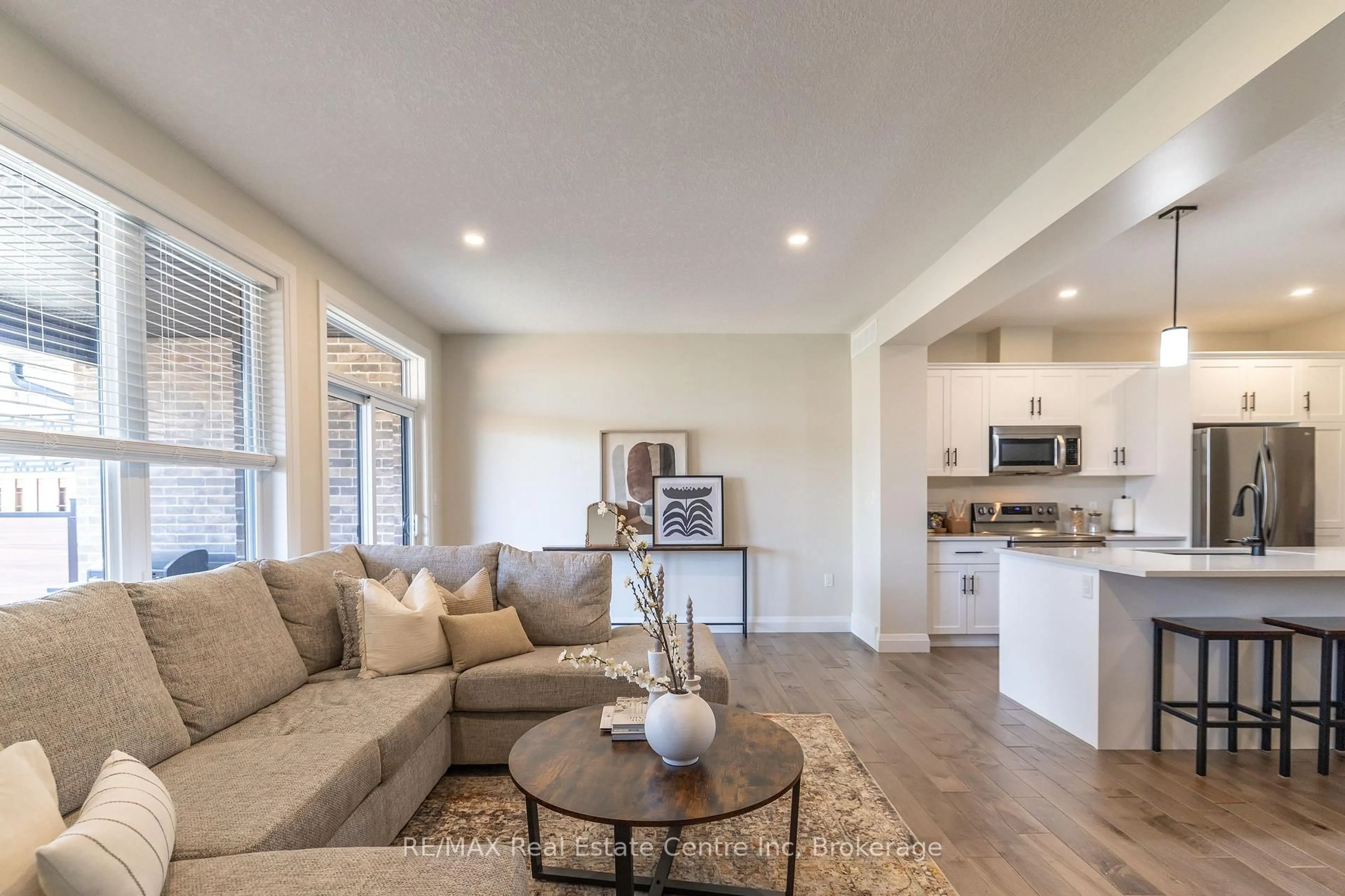Living room with furniture, unknown for 69 Rea Dr, Centre Wellington Ontario N1M 0H5