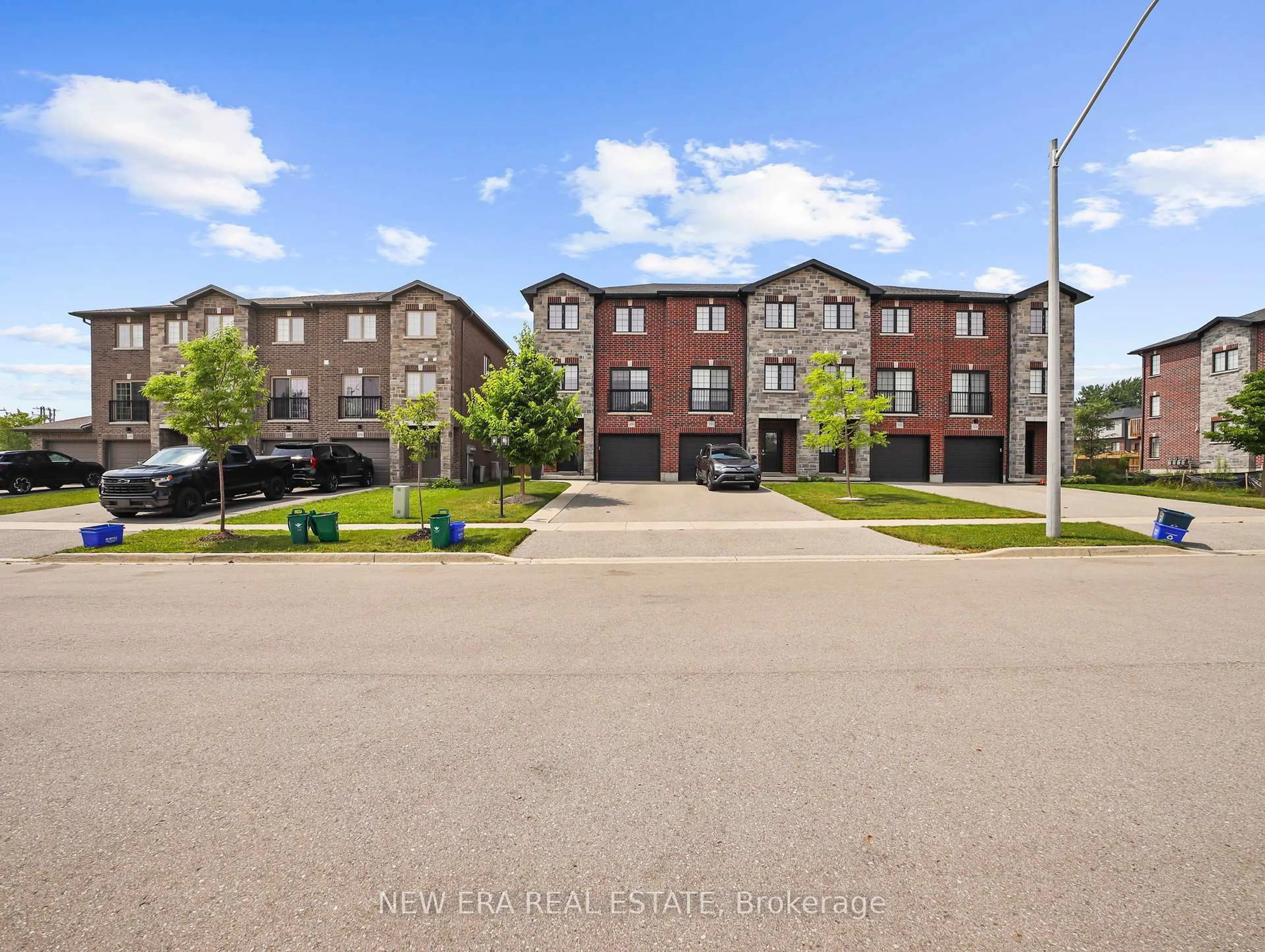 A pic from outside/outdoor area/front of a property/back of a property/a pic from drone, street for 498 Wismer St, Waterloo Ontario N2K 0E8