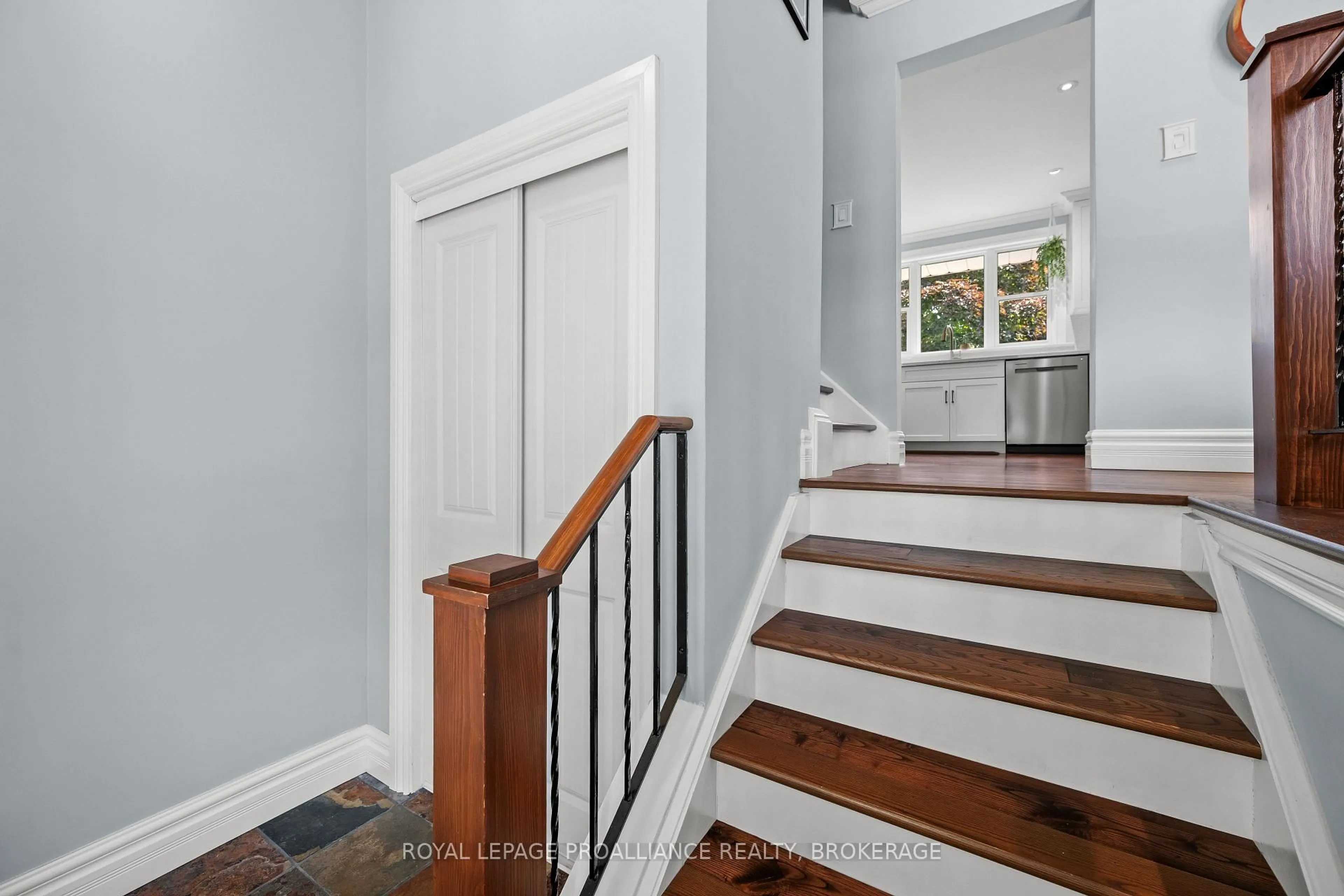 Indoor entryway for 228 Glengarry Rd, Kingston Ontario K7M 3J4
