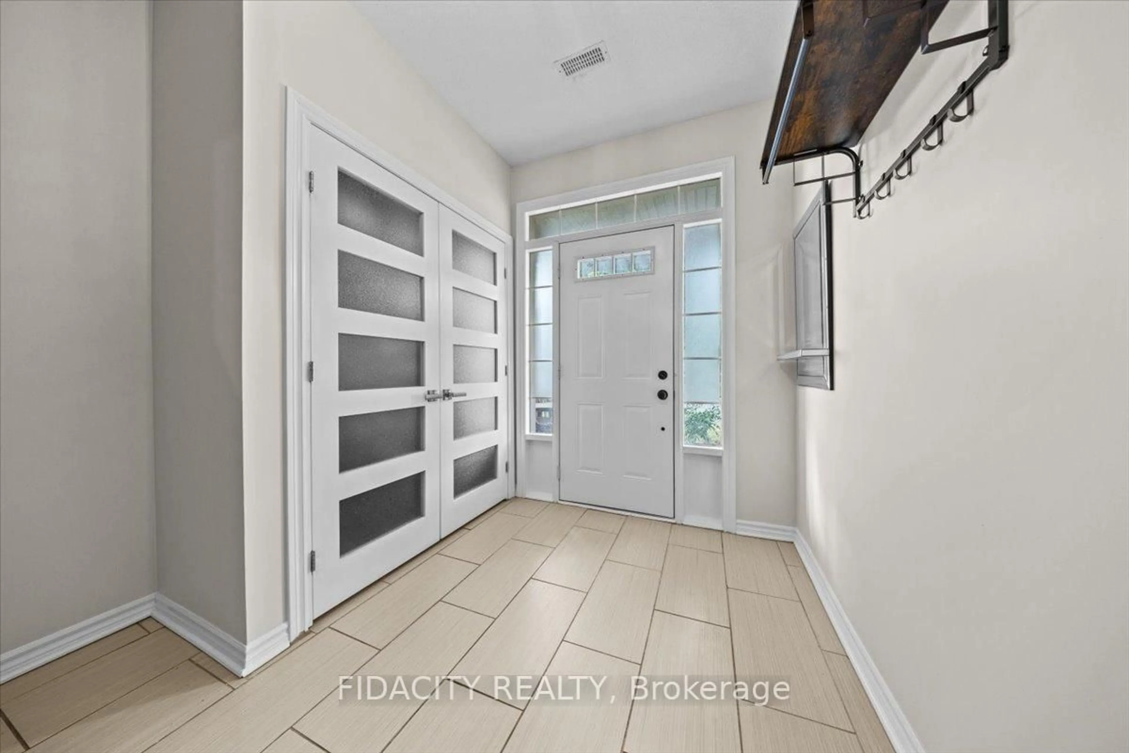 Indoor entryway for 2108 Madrid Ave, Ottawa Ontario K2J 0K4