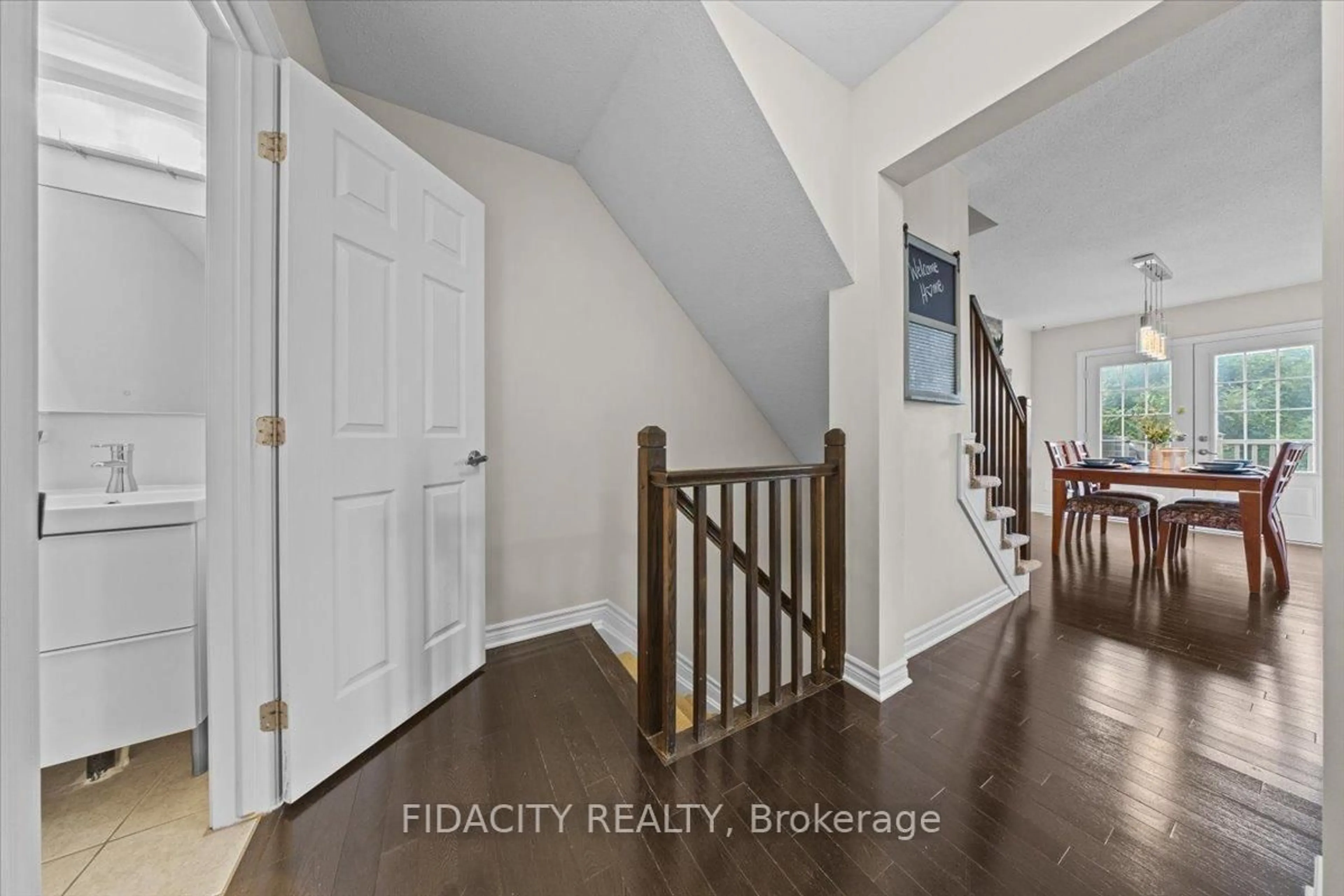 Indoor entryway for 2108 Madrid Ave, Ottawa Ontario K2J 0K4