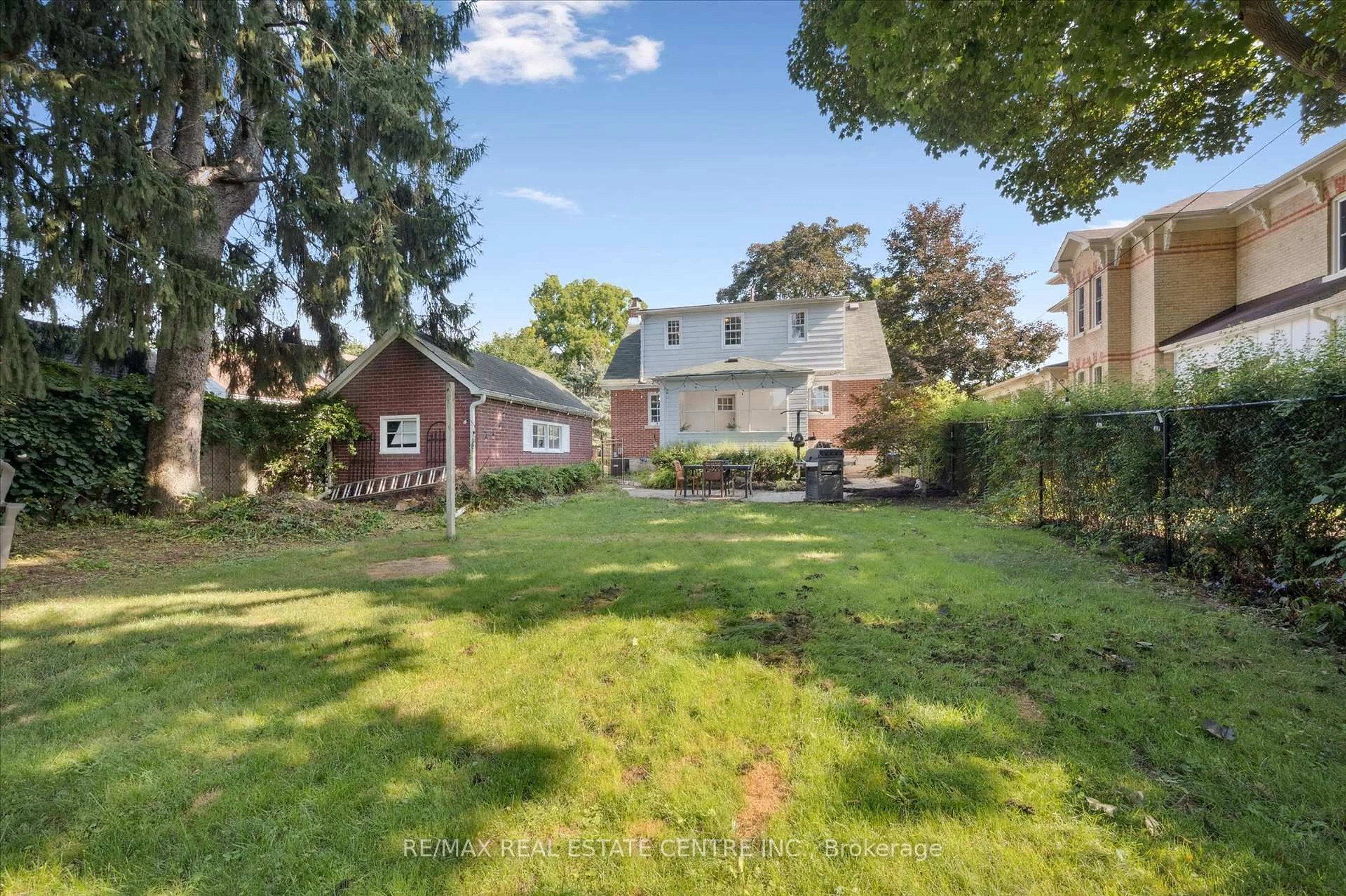 A pic from outside/outdoor area/front of a property/back of a property/a pic from drone, street for 29 POLLOCK Ave, Cambridge Ontario N1R 2A9