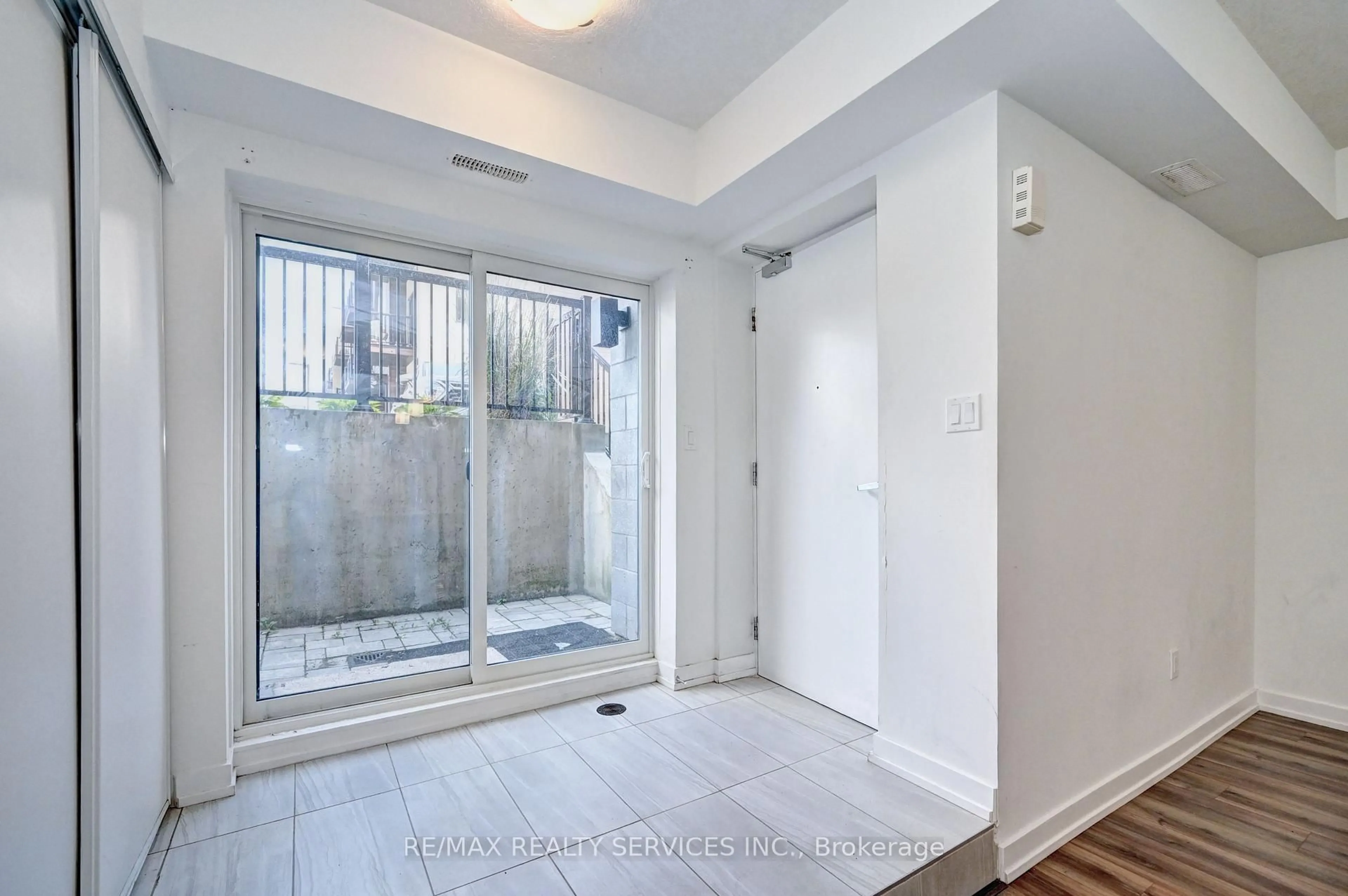 Indoor entryway for 10 Palace St #B9, Kitchener Ontario N3E 0J3