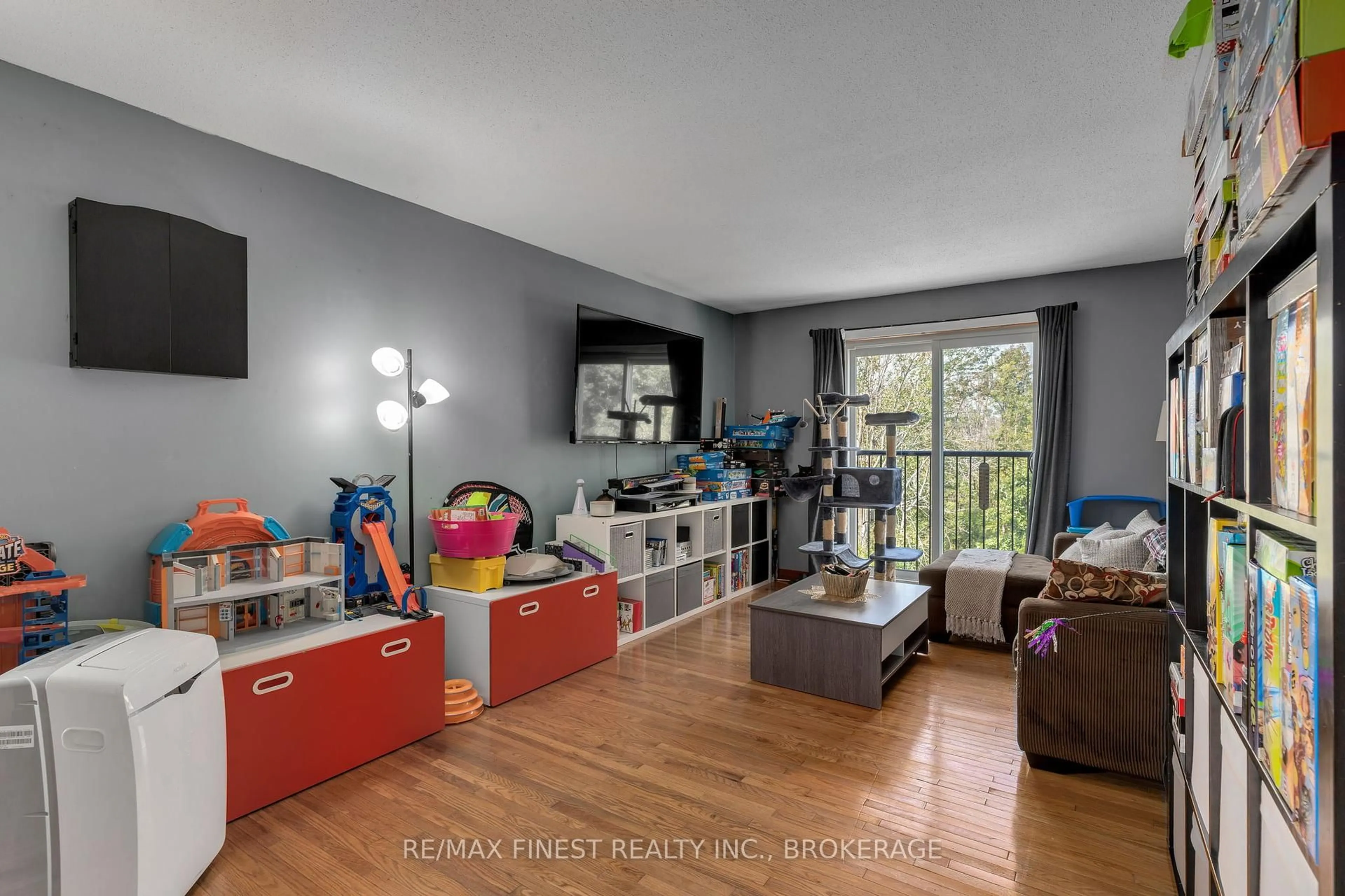 Living room with furniture, wood/laminate floor for 540 TALBOT Pl #403, Gananoque Ontario K7G 3C6