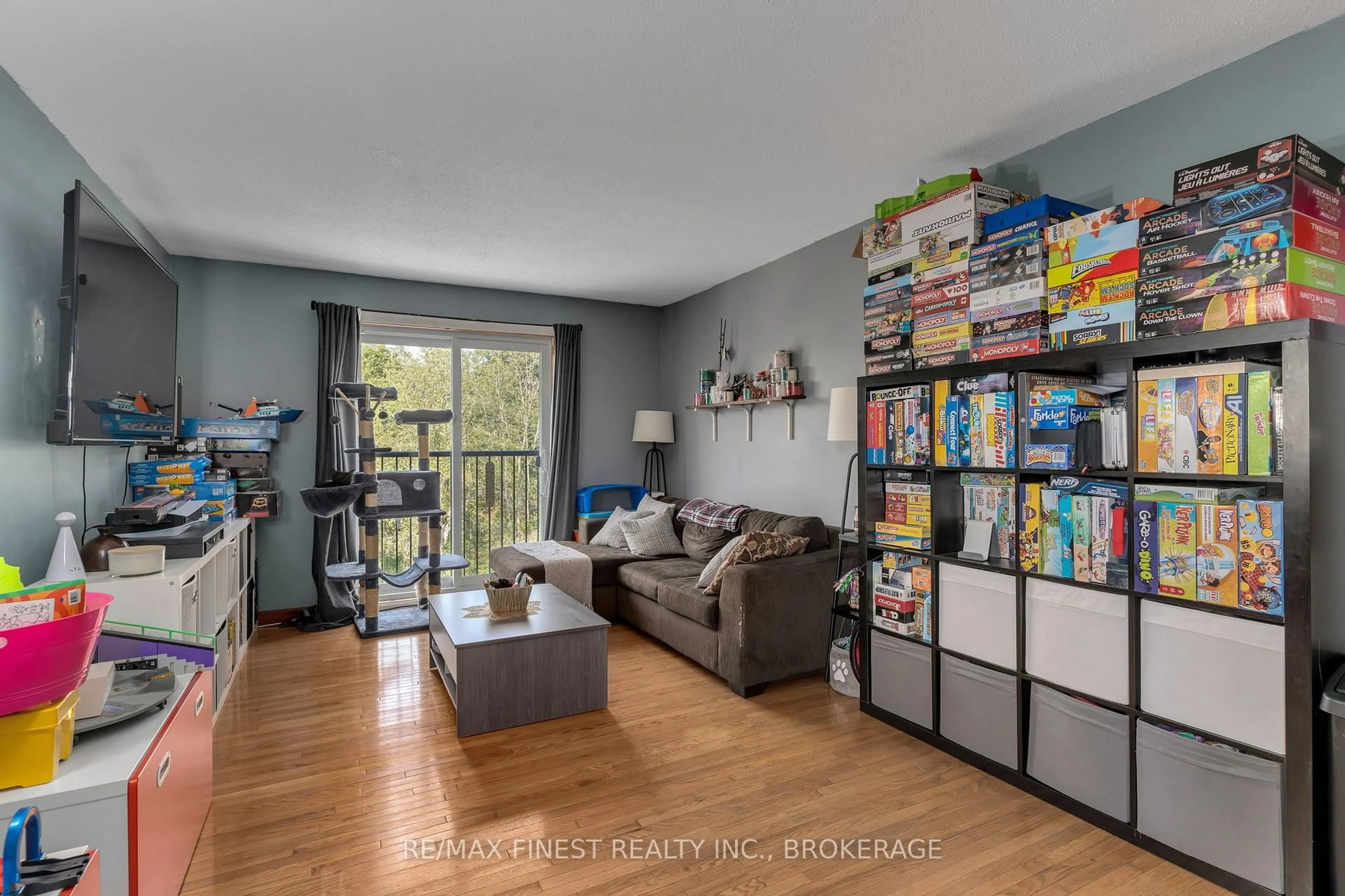 Living room with furniture, wood/laminate floor for 540 TALBOT Pl #403, Gananoque Ontario K7G 3C6