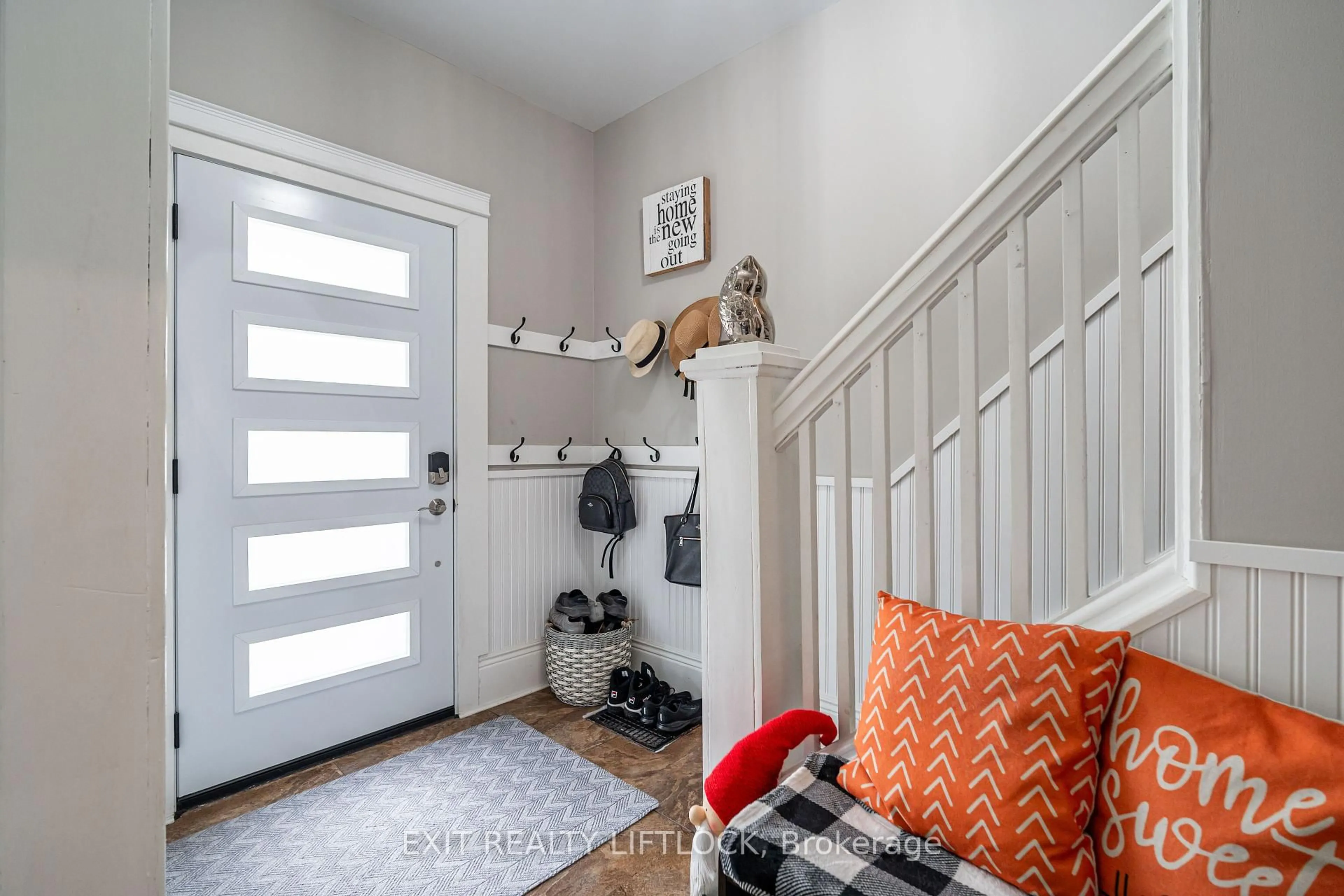 Indoor entryway for 468 Cambridge St, Peterborough Central Ontario K9H 4T3