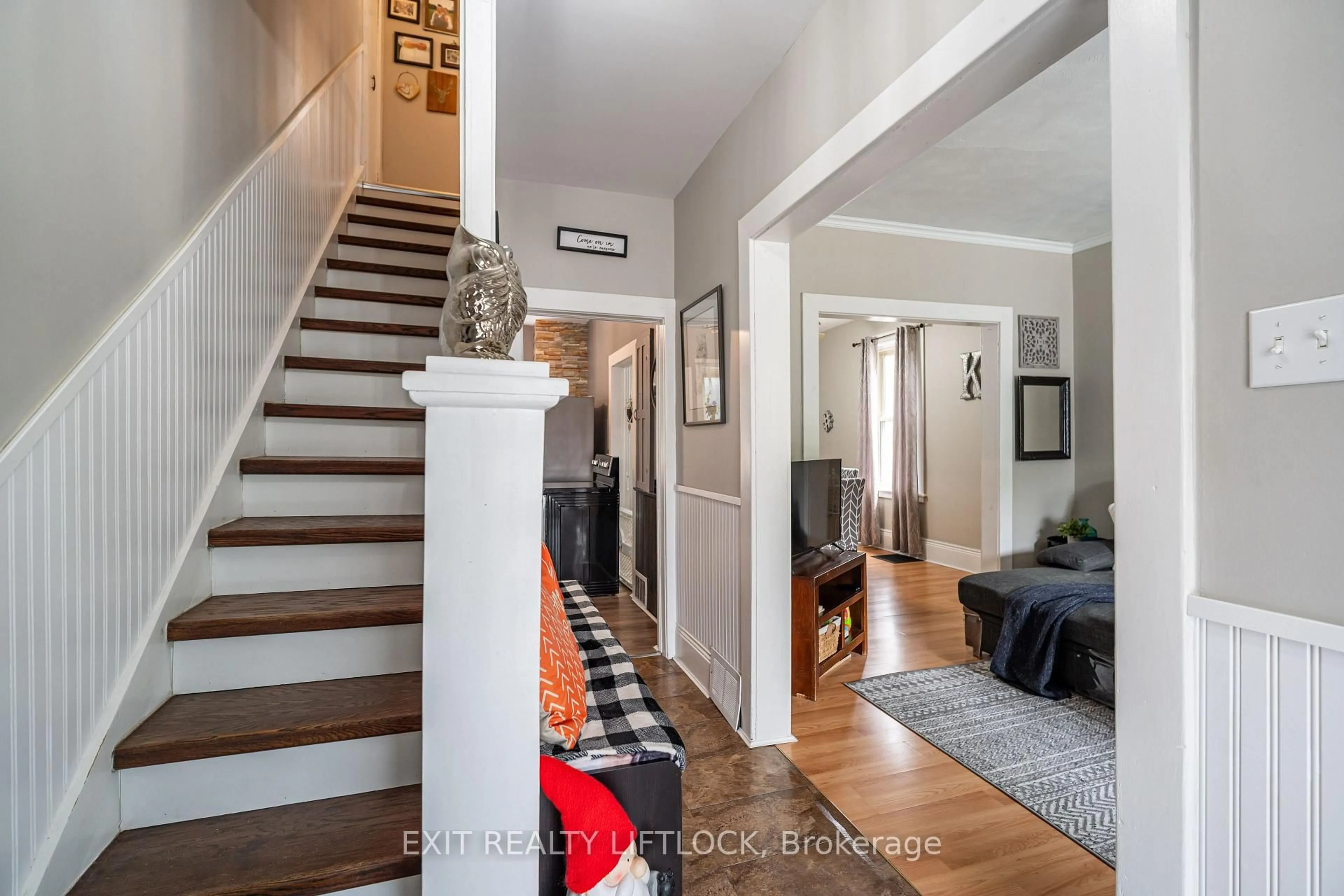 Indoor entryway for 468 Cambridge St, Peterborough Central Ontario K9H 4T3