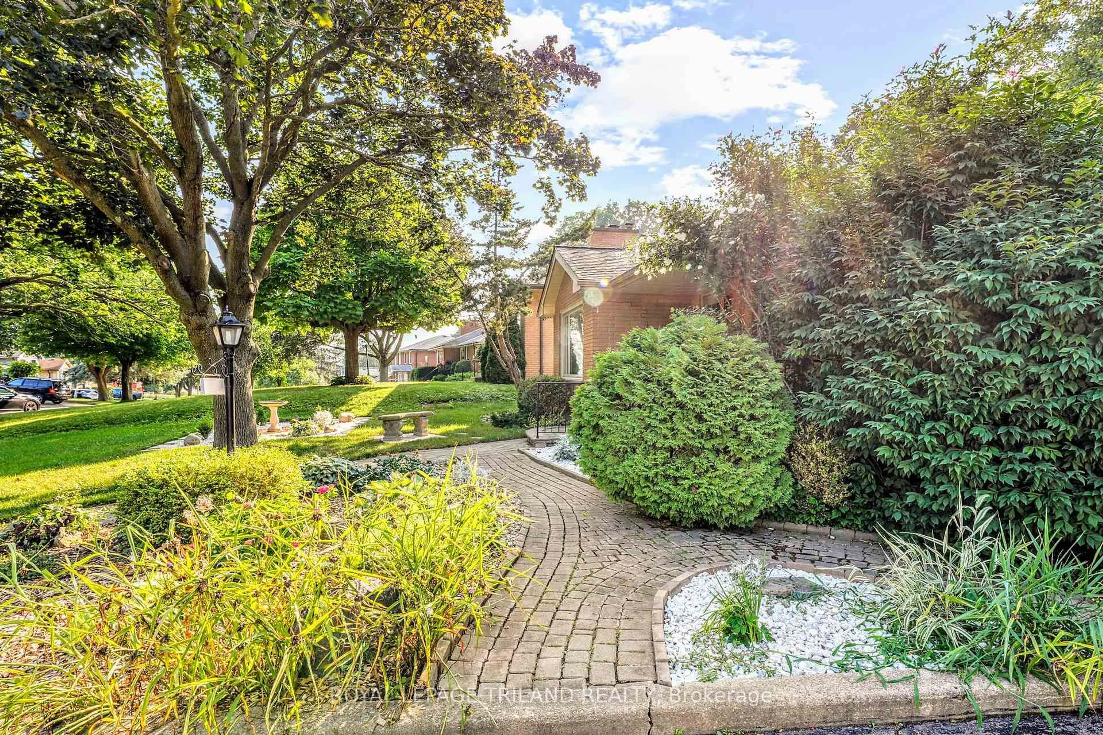 A pic from outside/outdoor area/front of a property/back of a property/a pic from drone, street for 458 Three Valleys Cres, London South Ontario N5Z 3E7