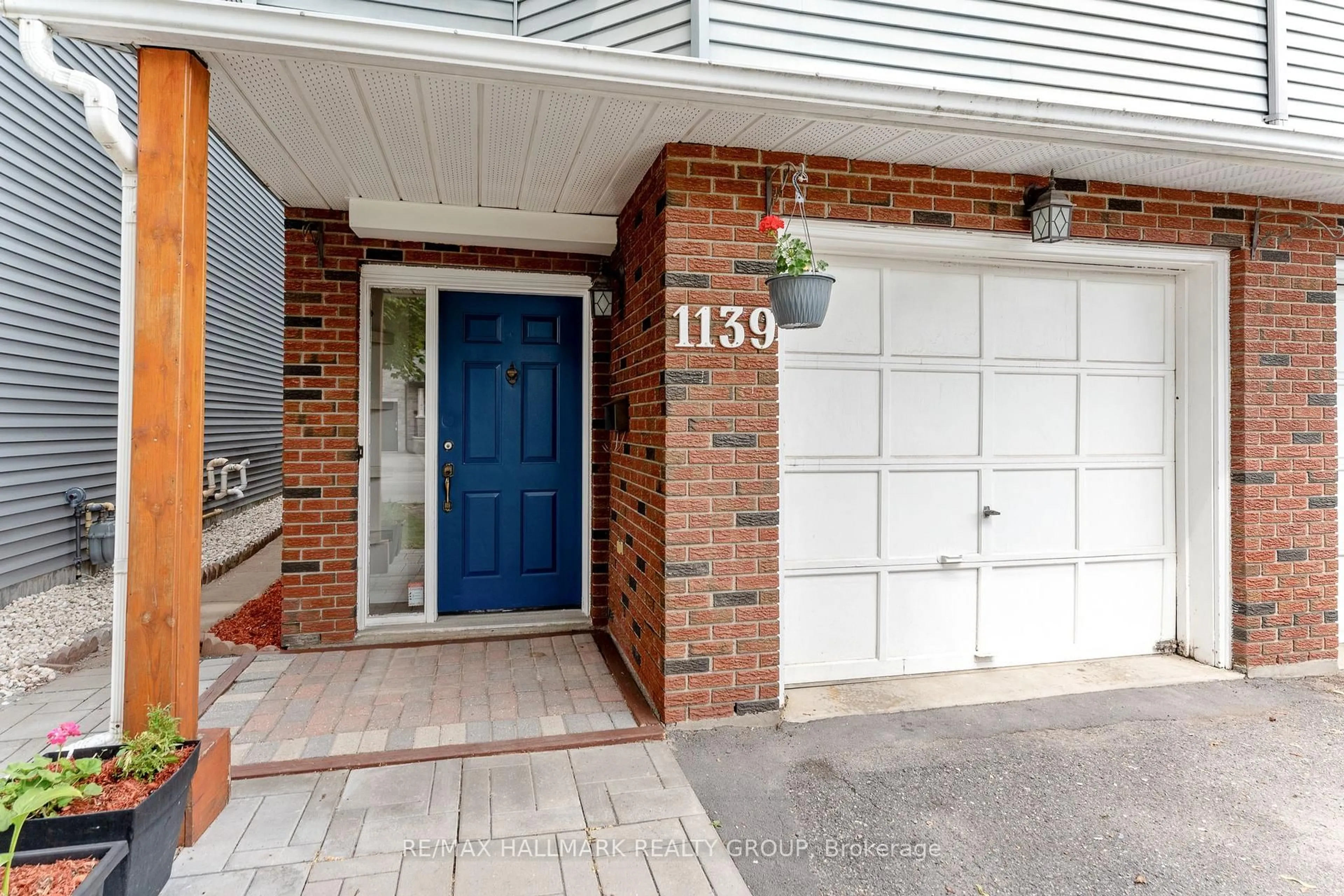 Indoor entryway for 1139 Shillington Ave, Ottawa Ontario K1Z 7Z3