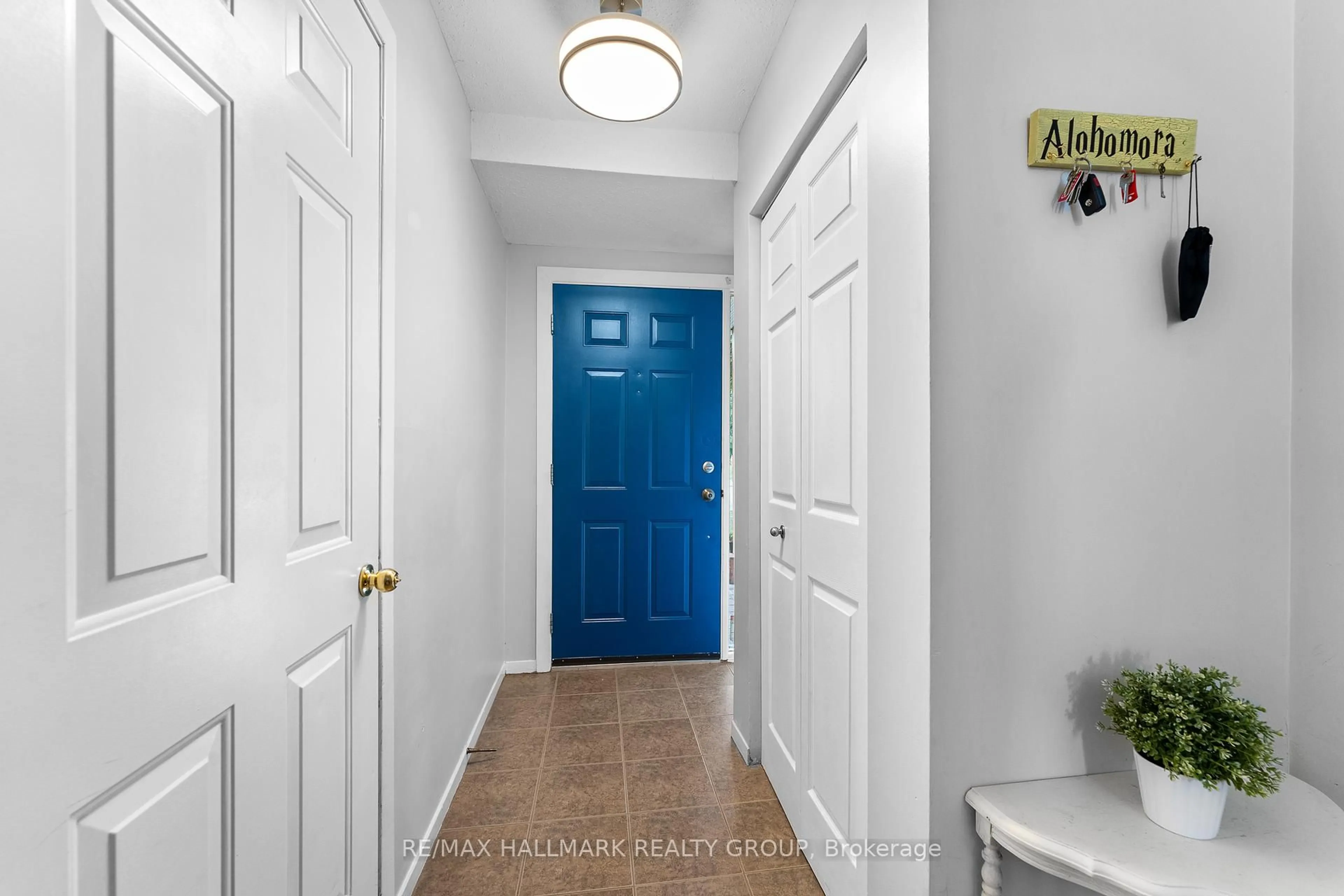 Indoor entryway for 1139 Shillington Ave, Ottawa Ontario K1Z 7Z3