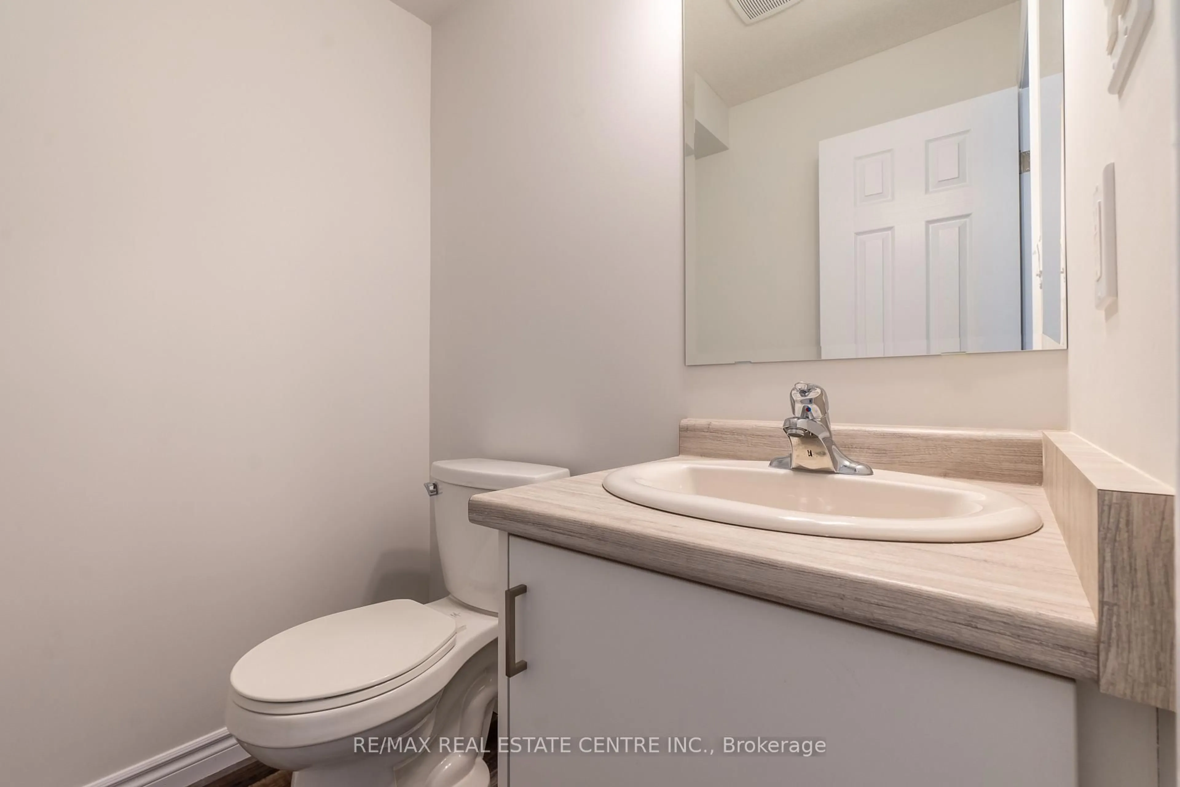 Standard bathroom, unknown for 2974 Turner Cres, London South Ontario N6M 0J3