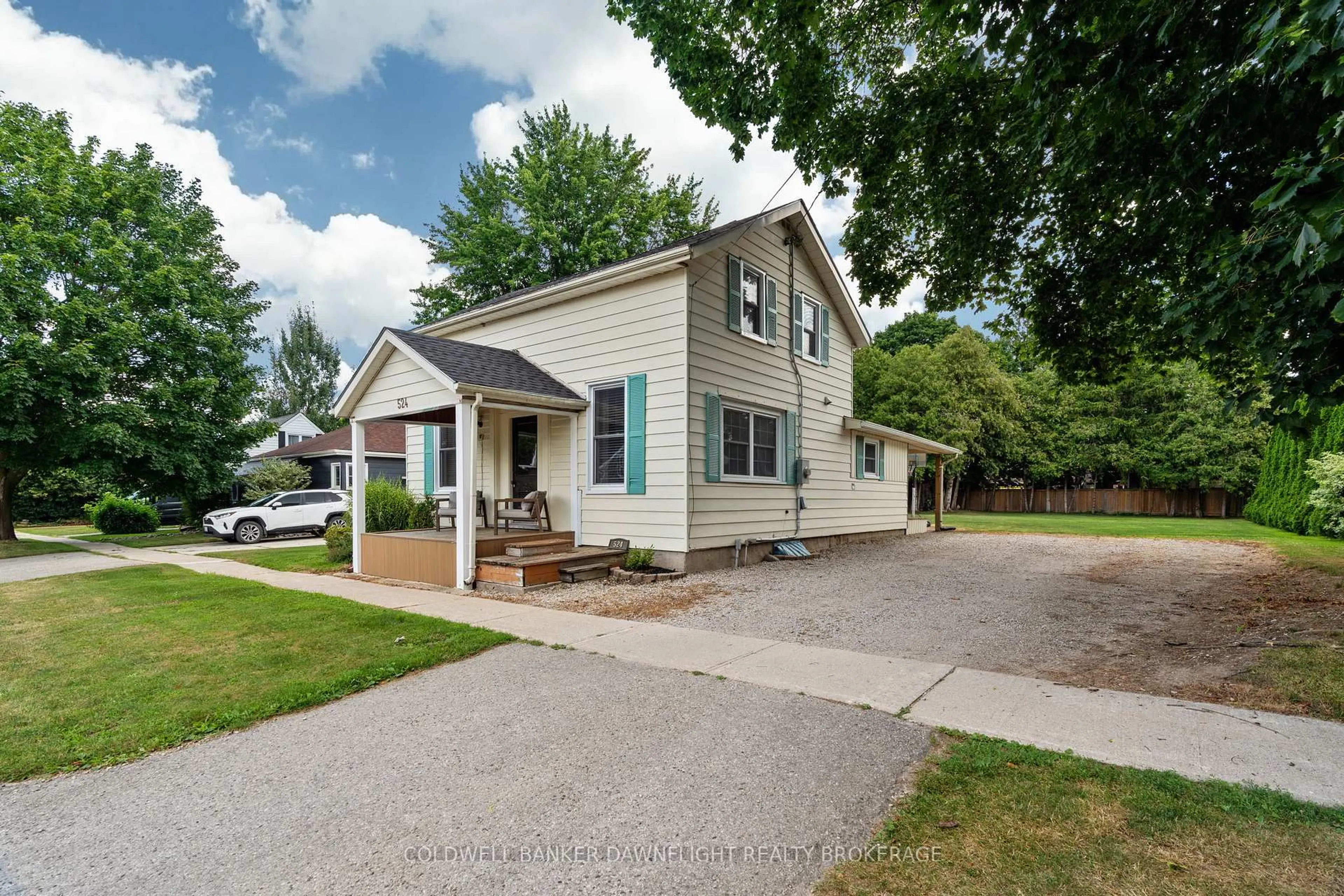 Home with vinyl exterior material, street for 524 William St, South Huron Ontario N0M 1S2