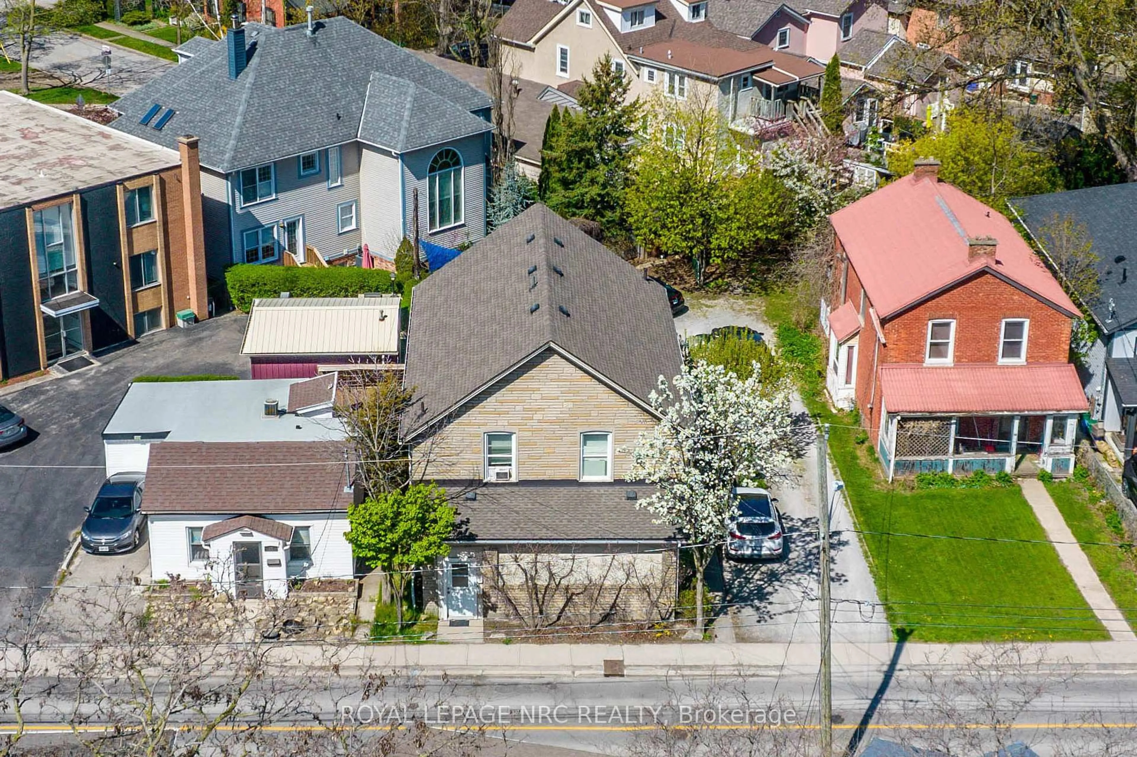 A pic from outside/outdoor area/front of a property/back of a property/a pic from drone, street for 33 Lake St, St. Catharines Ontario L2R 5W9