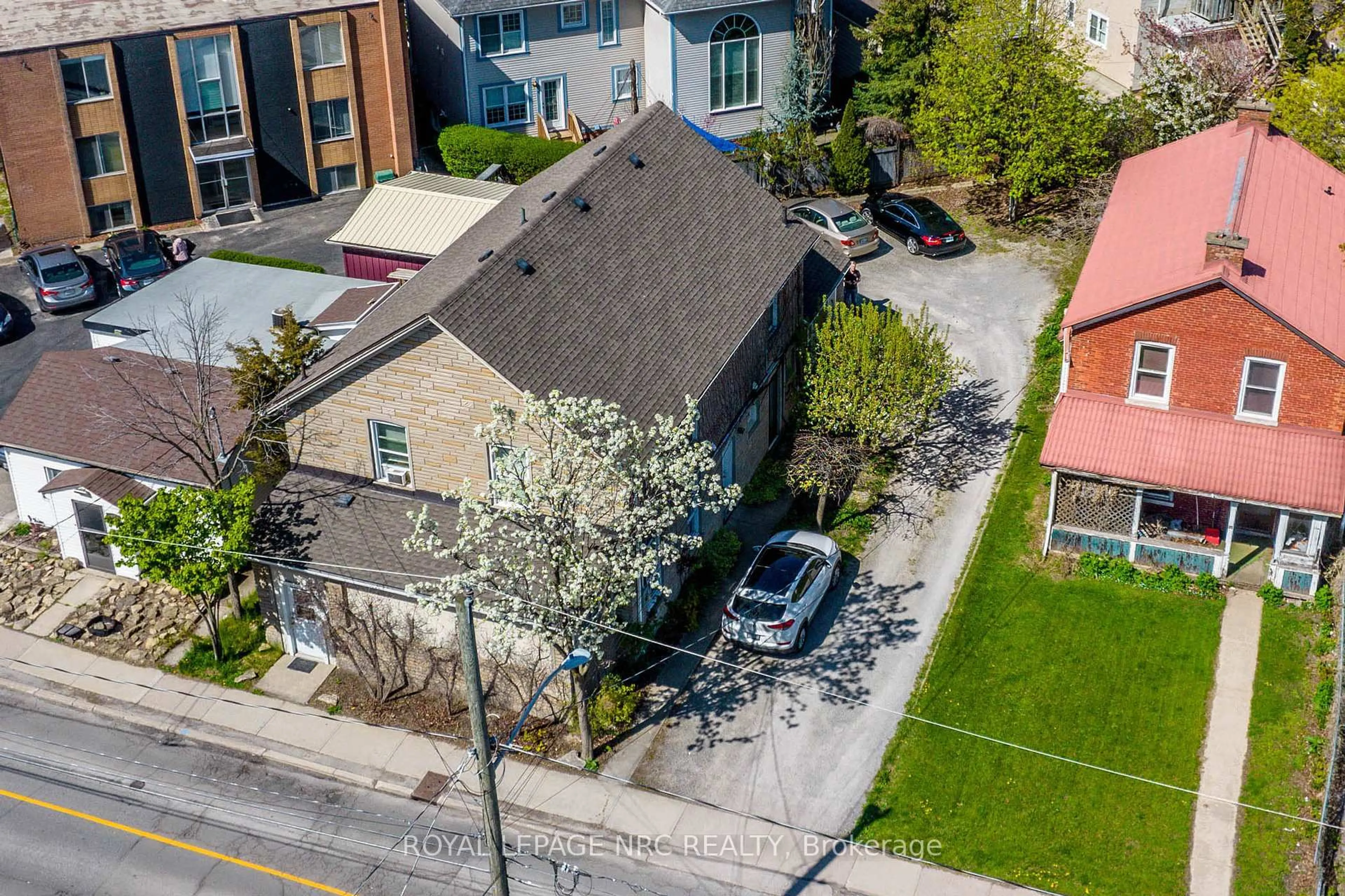 A pic from outside/outdoor area/front of a property/back of a property/a pic from drone, street for 33 Lake St, St. Catharines Ontario L2R 5W9