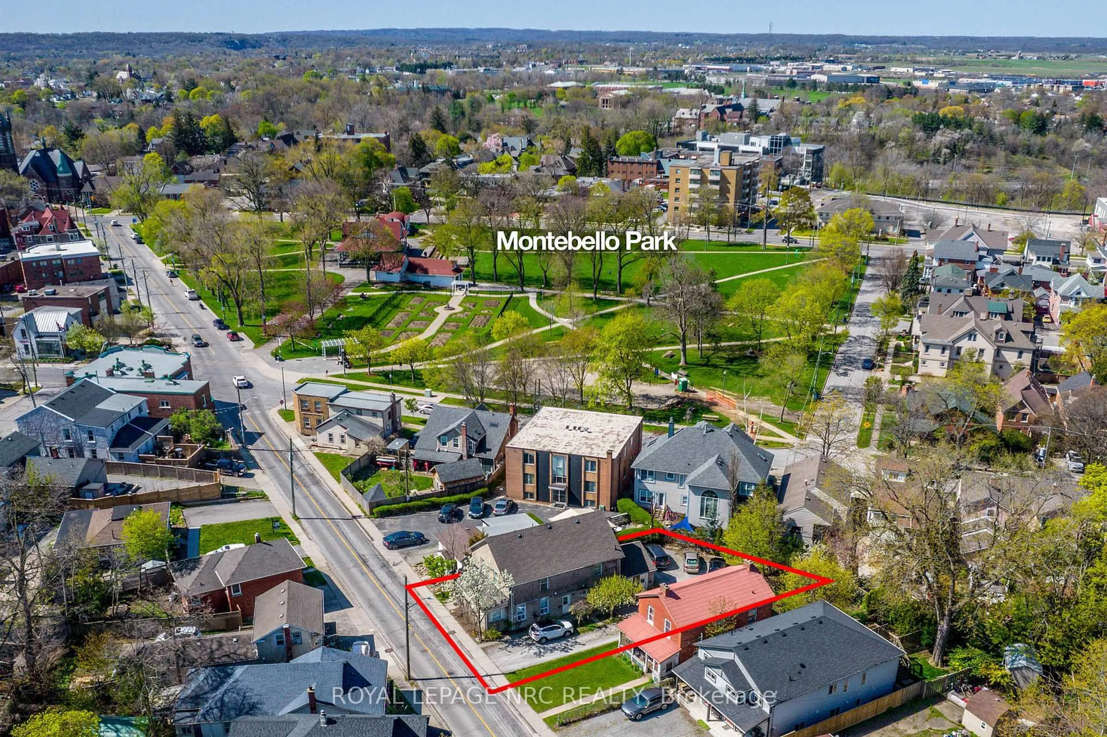 A pic from outside/outdoor area/front of a property/back of a property/a pic from drone, street for 33 Lake St, St. Catharines Ontario L2R 5W9