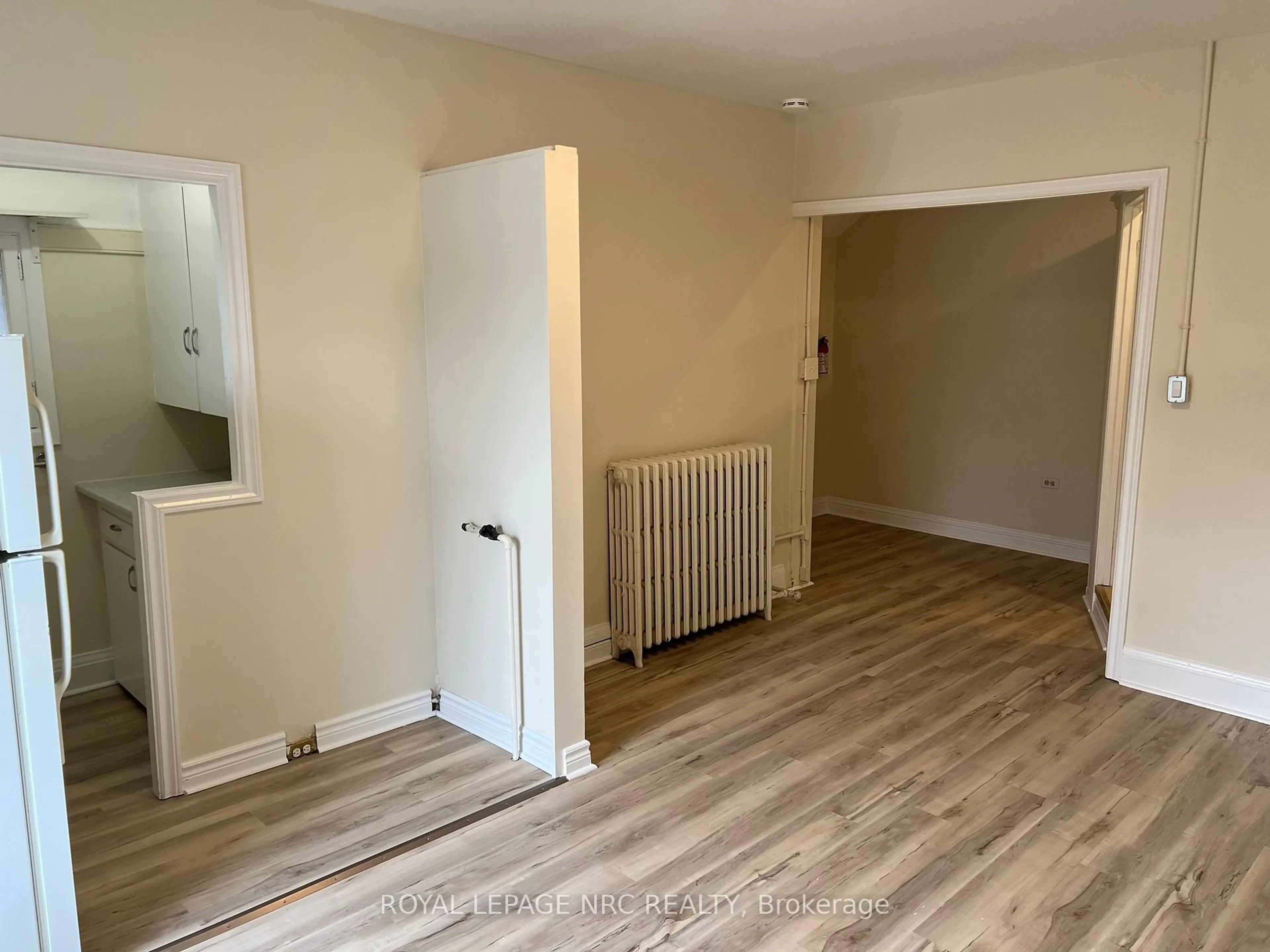 A pic of a room for 33 Lake St, St. Catharines Ontario L2R 5W9