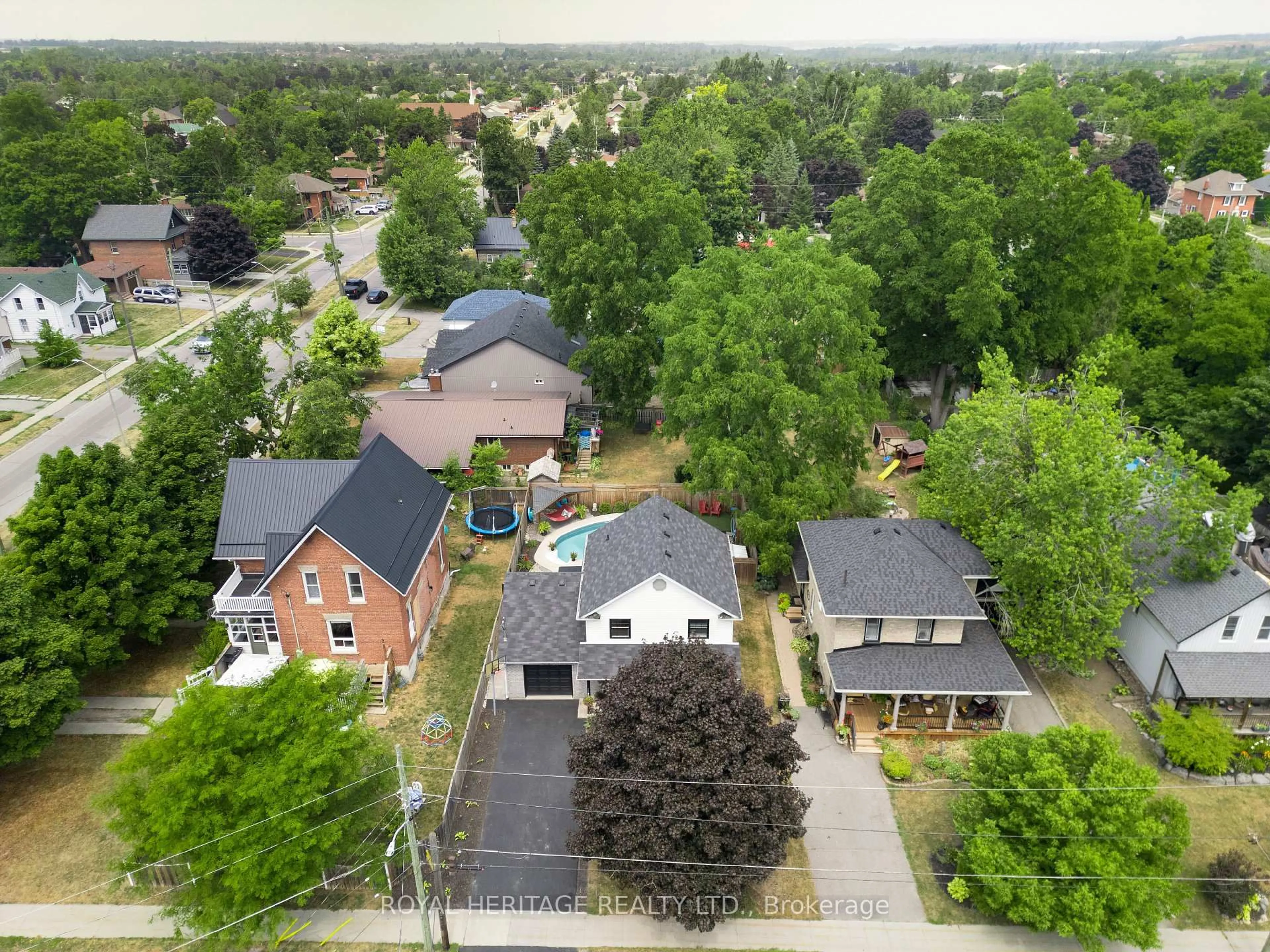 A pic from outside/outdoor area/front of a property/back of a property/a pic from drone, street for 44 Regent St, Kawartha Lakes Ontario K9V 3V2