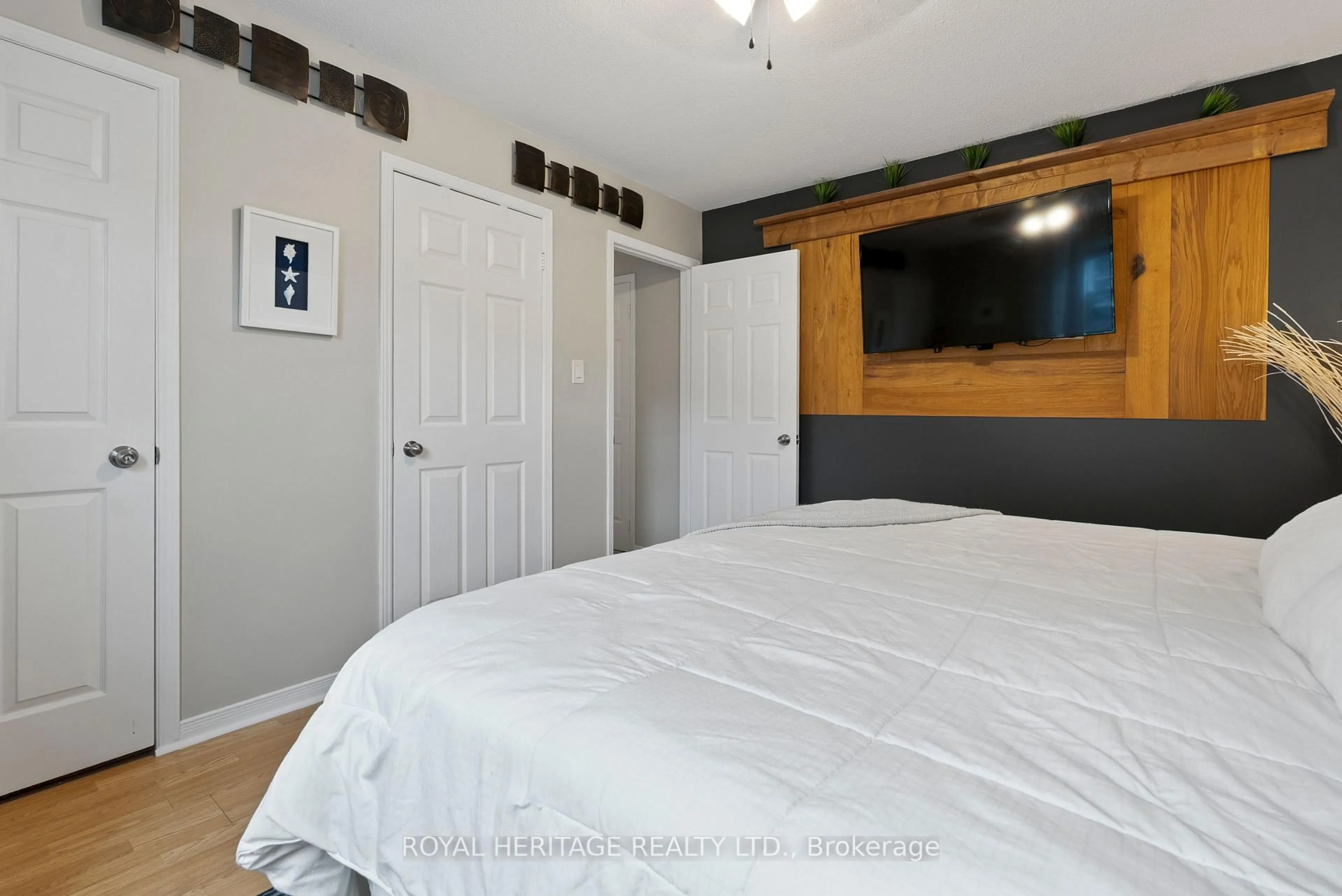 Bedroom with bed, unknown for 44 Regent St, Kawartha Lakes Ontario K9V 3V2