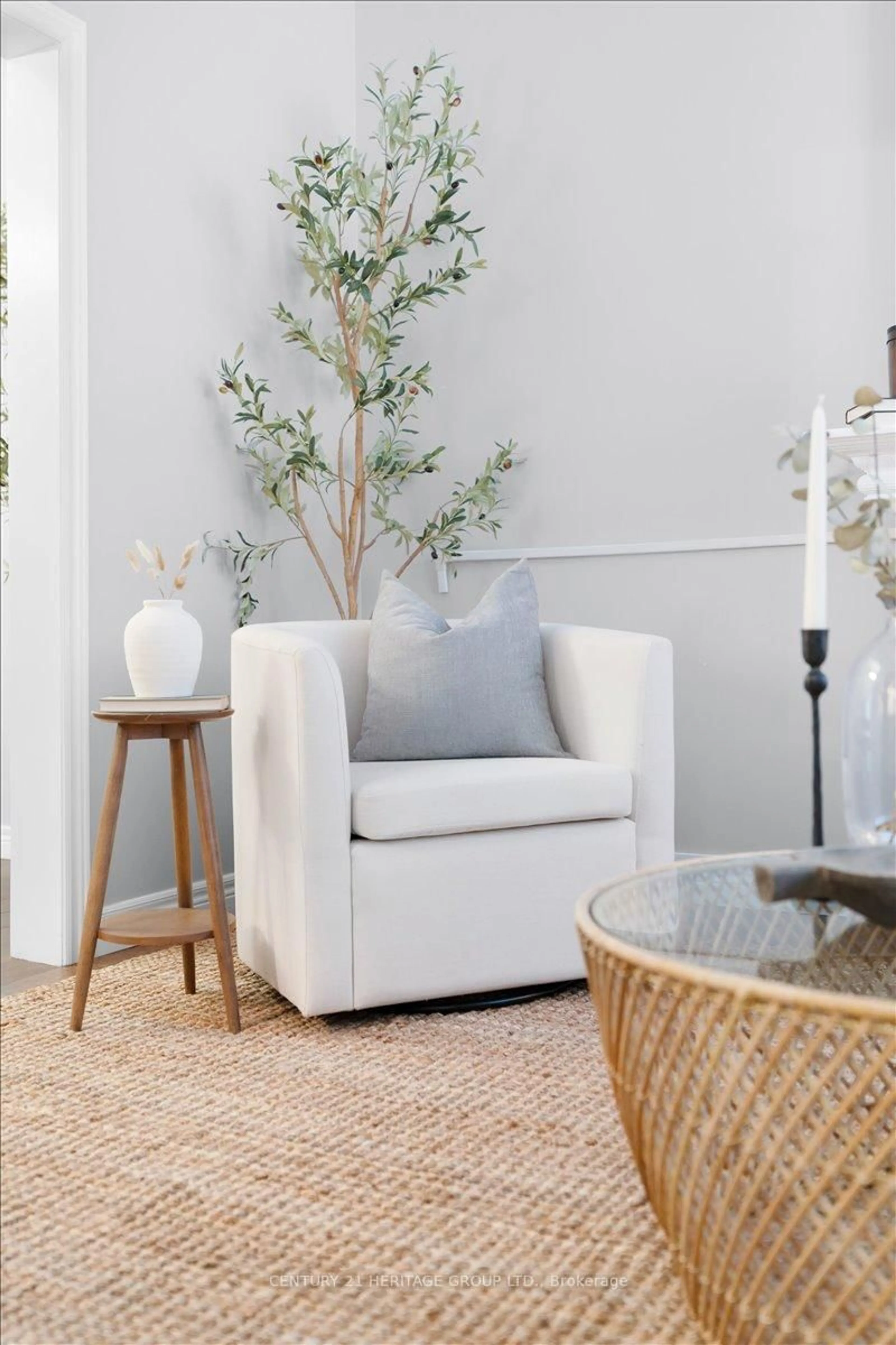 Living room with furniture, unknown for 263 Mary St, Hamilton Ontario L8L 4W2