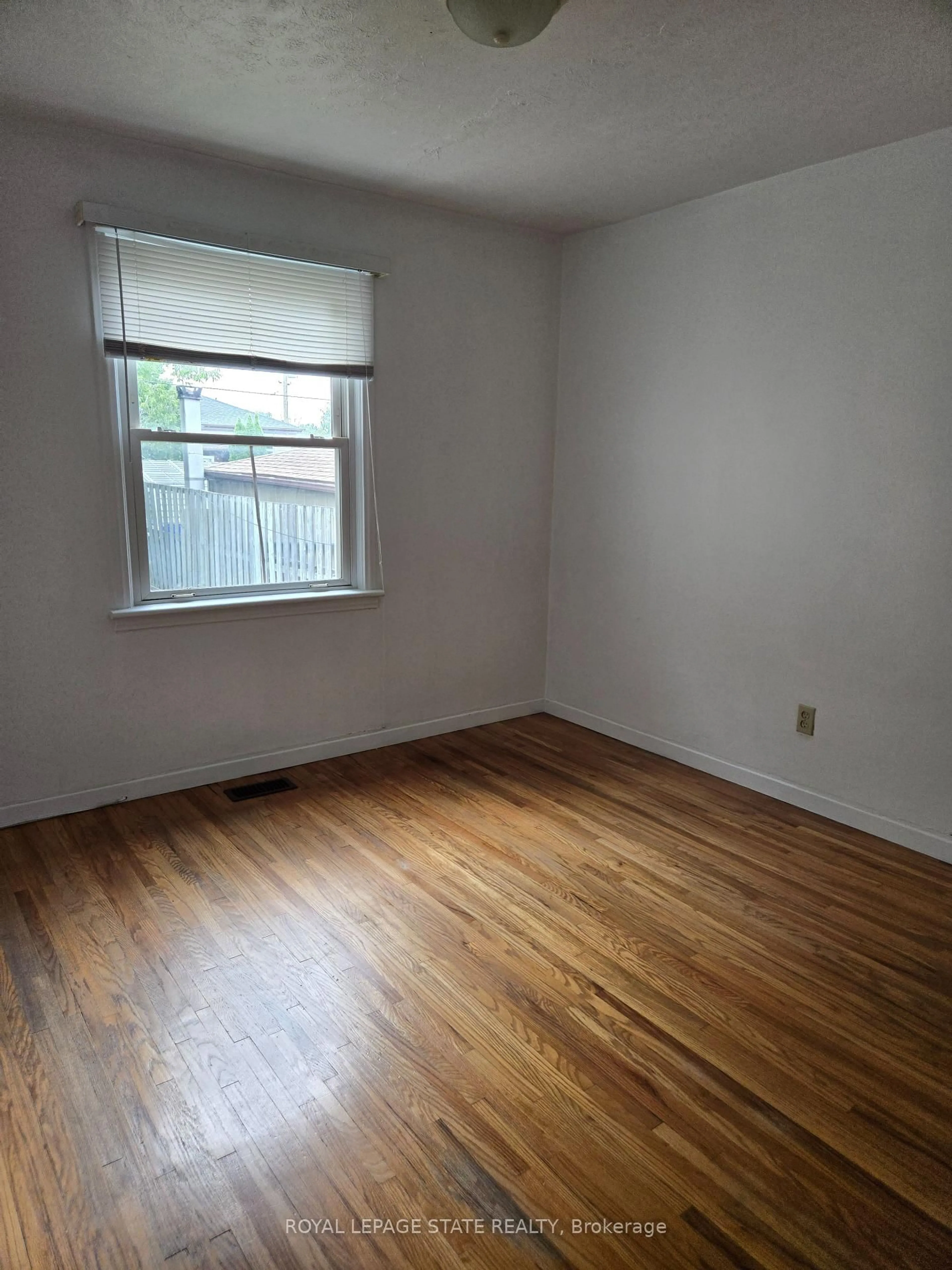 A pic of a room for 218 East 44th St, Hamilton Ontario L8T 3H6
