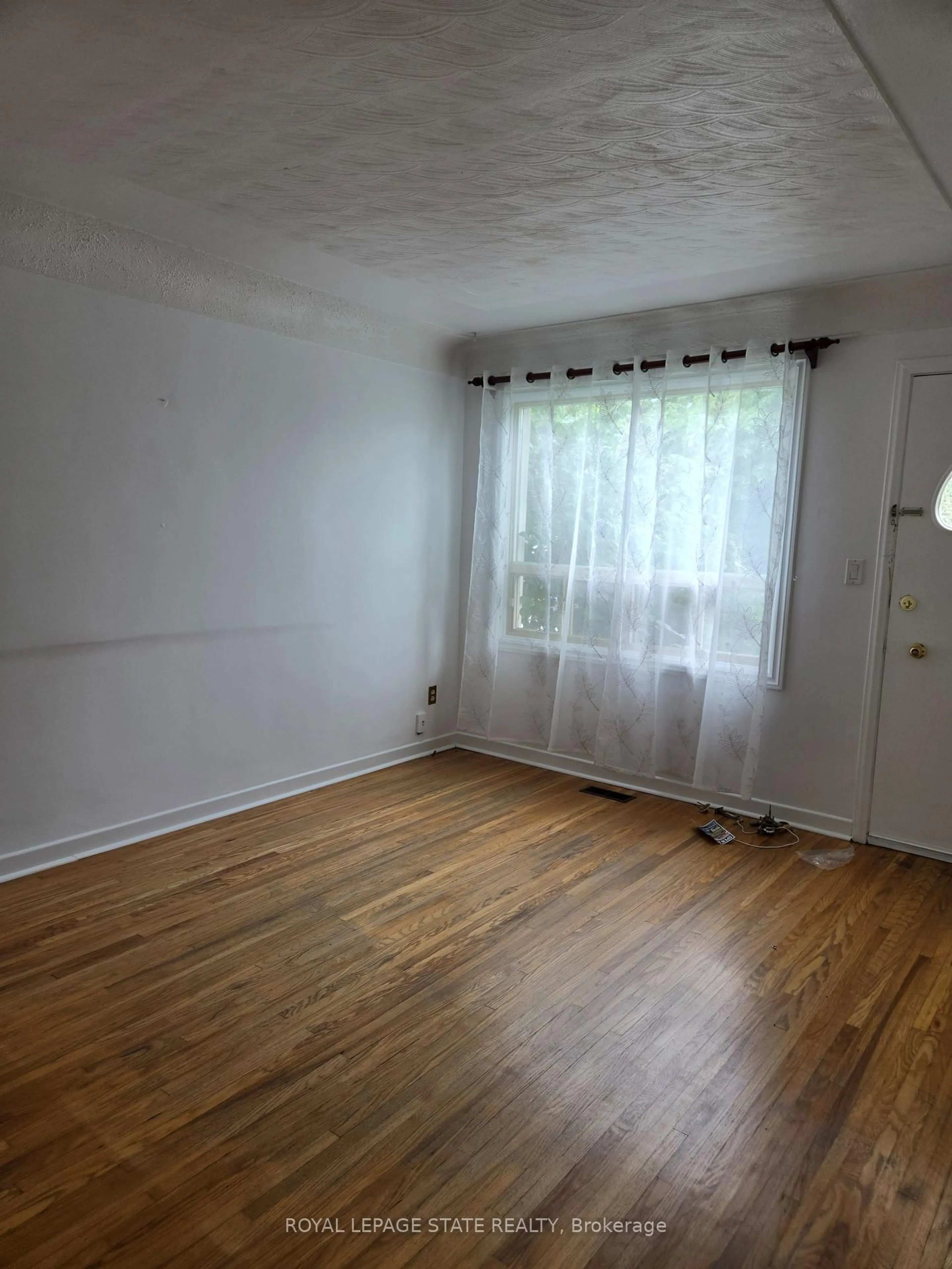 A pic of a room for 218 East 44th St, Hamilton Ontario L8T 3H6