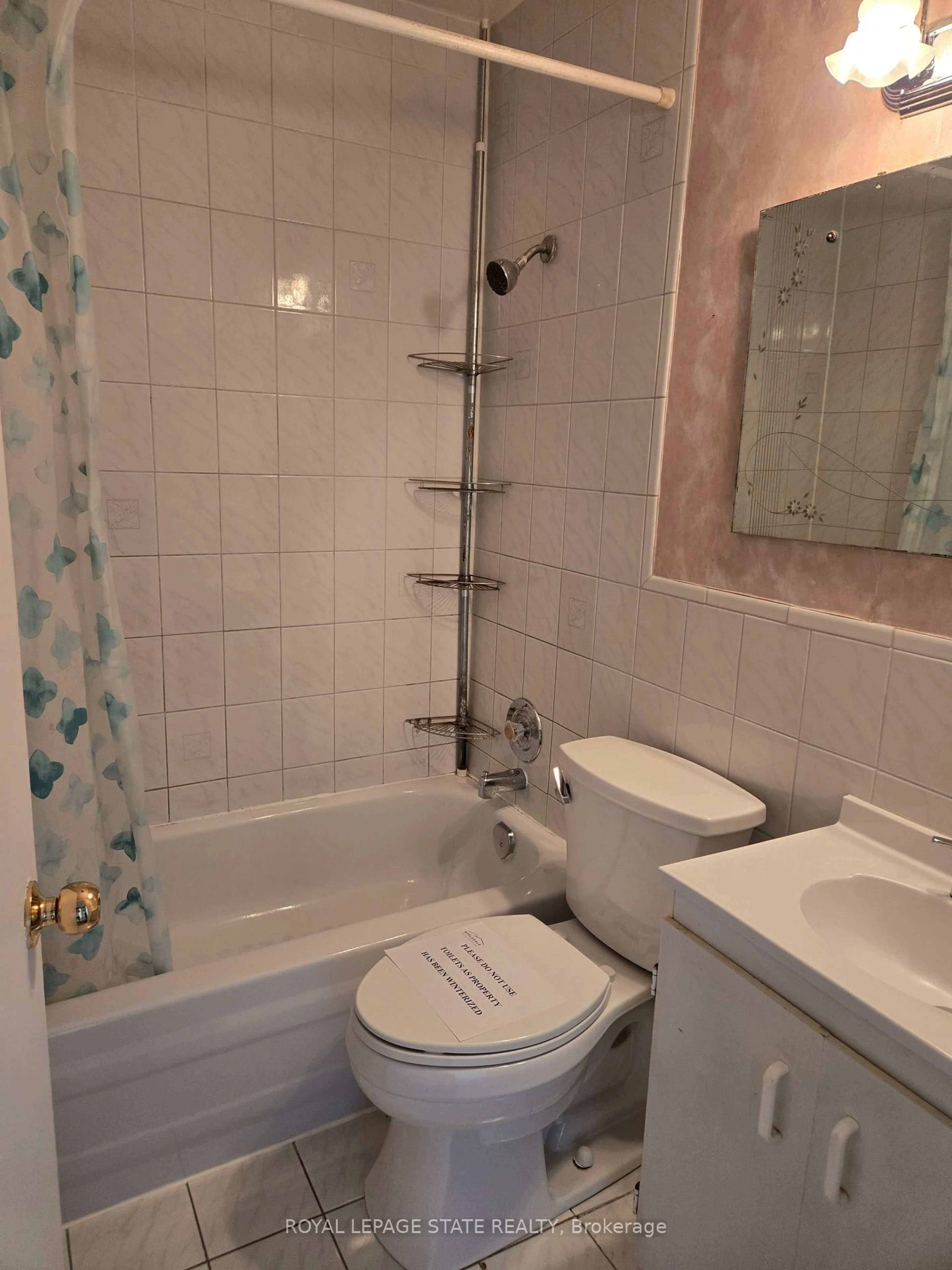 Standard bathroom, unknown for 218 East 44th St, Hamilton Ontario L8T 3H6