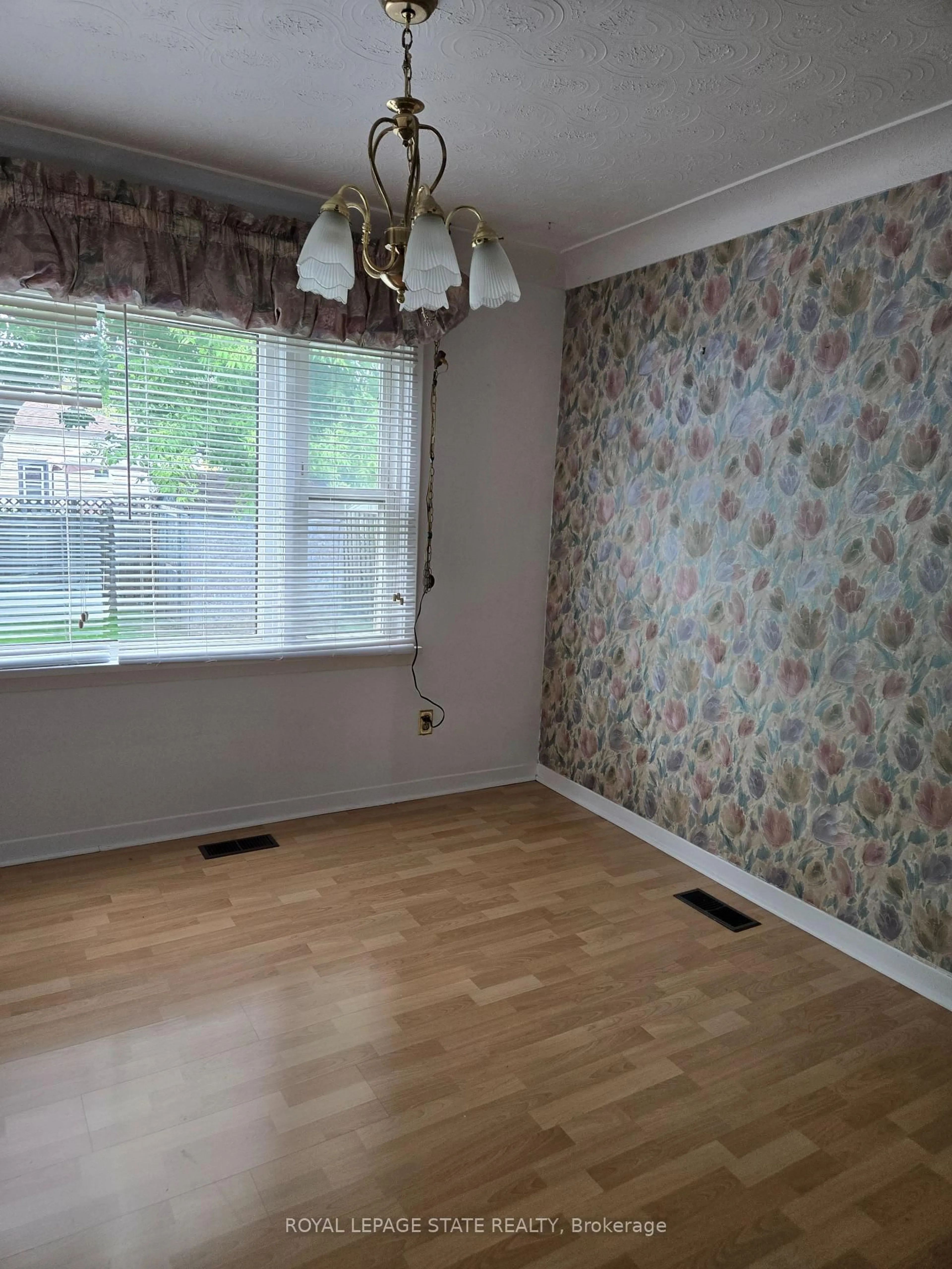 A pic of a room for 218 East 44th St, Hamilton Ontario L8T 3H6