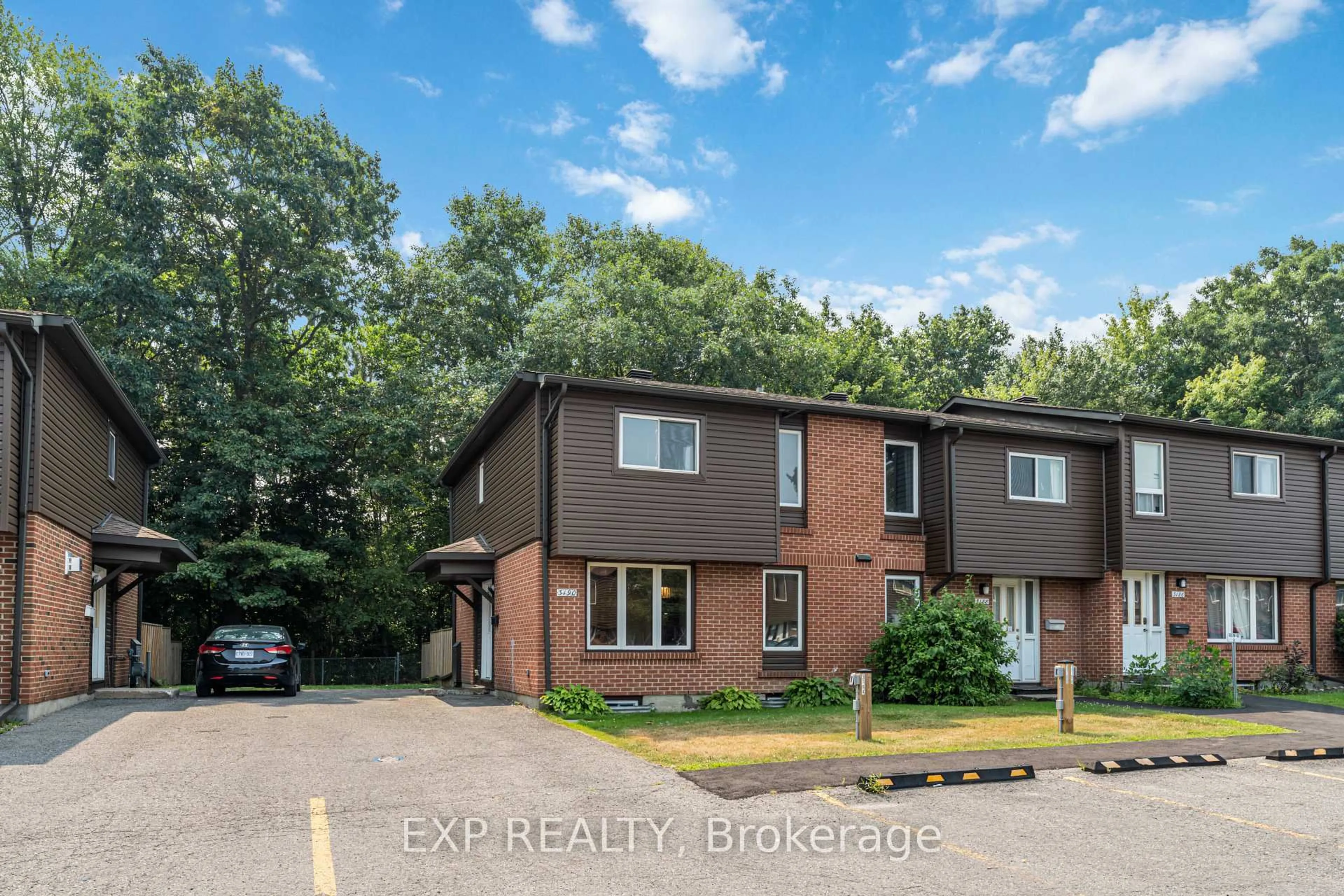 A pic from outside/outdoor area/front of a property/back of a property/a pic from drone, street for 3190 Stockton Dr #91, Gloucester Ontario K1T 1S1