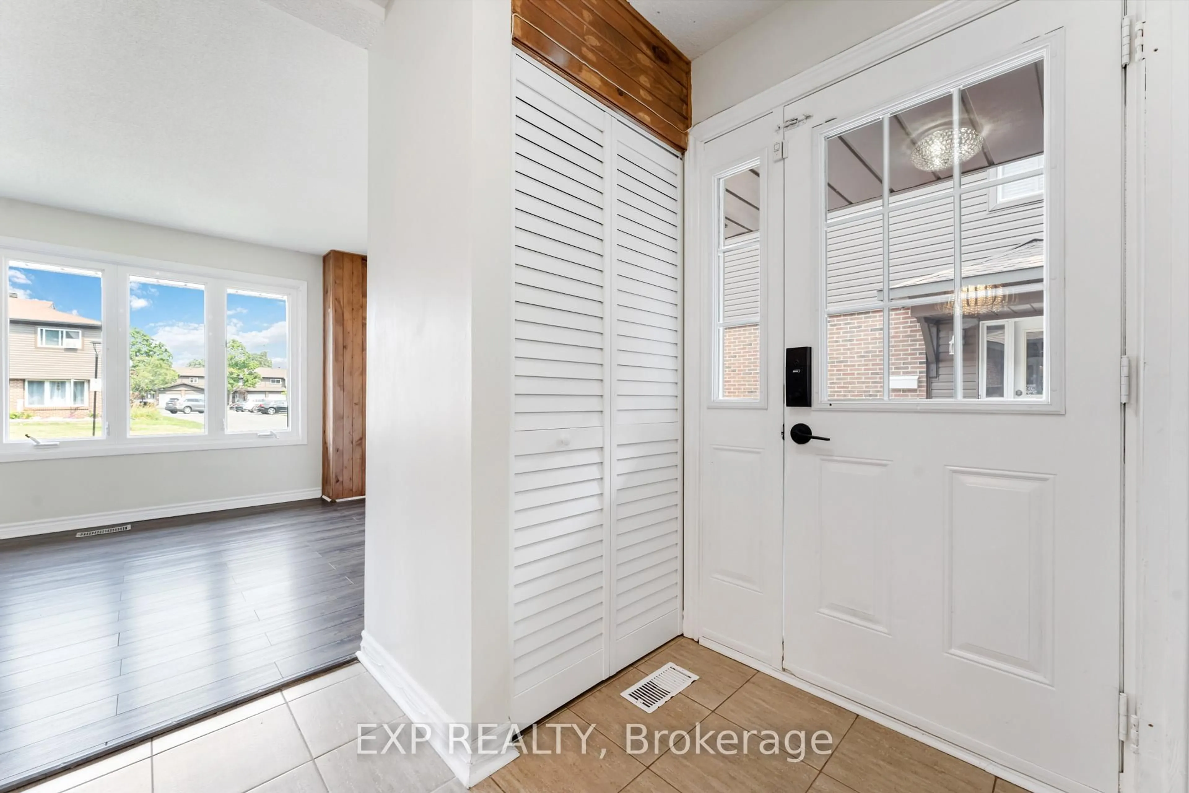 Indoor entryway for 3190 Stockton Dr #91, Gloucester Ontario K1T 1S1