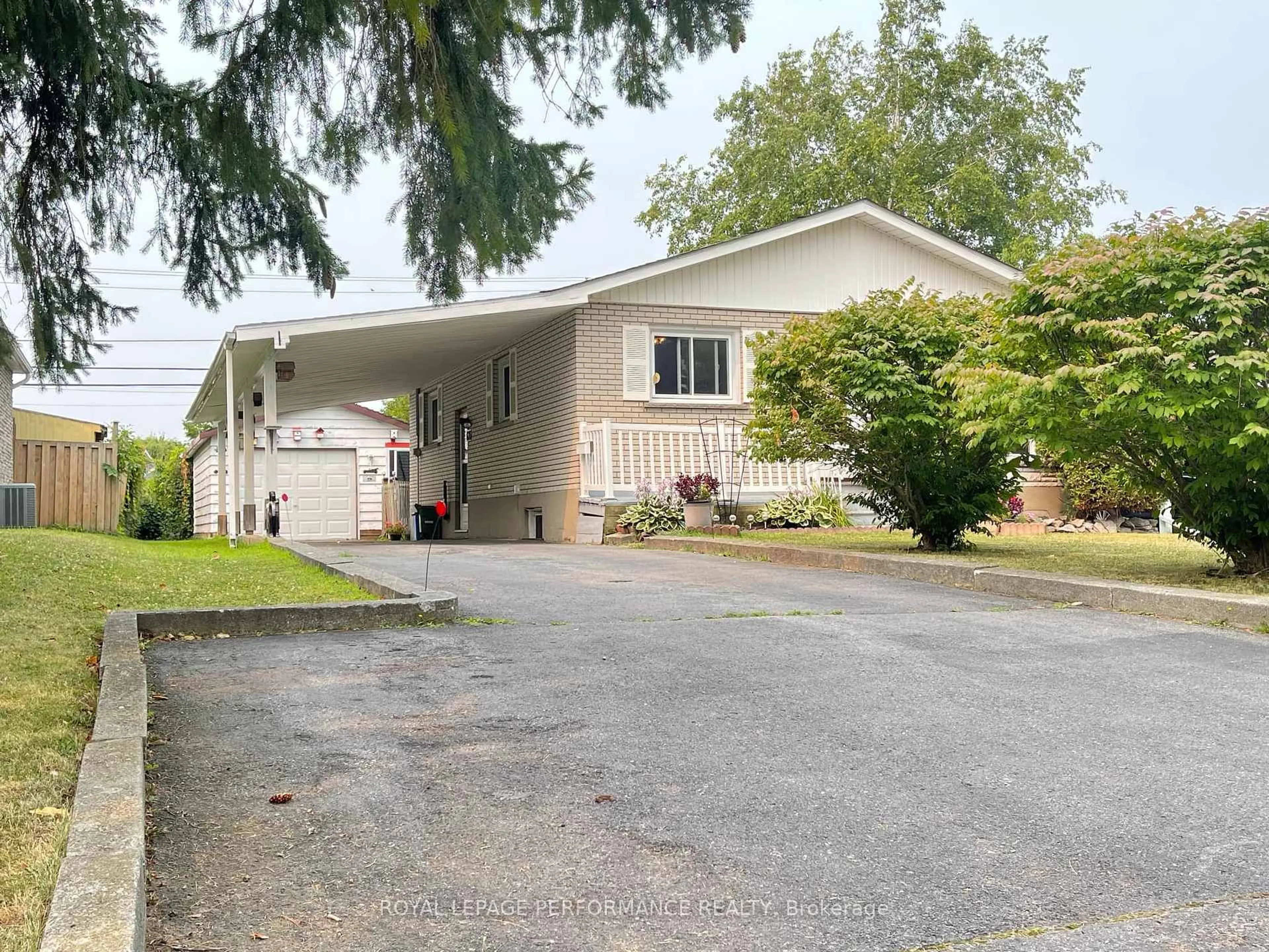 Home with vinyl exterior material, street for 635 Hamilton Cres, Cornwall Ontario K6H 5N5