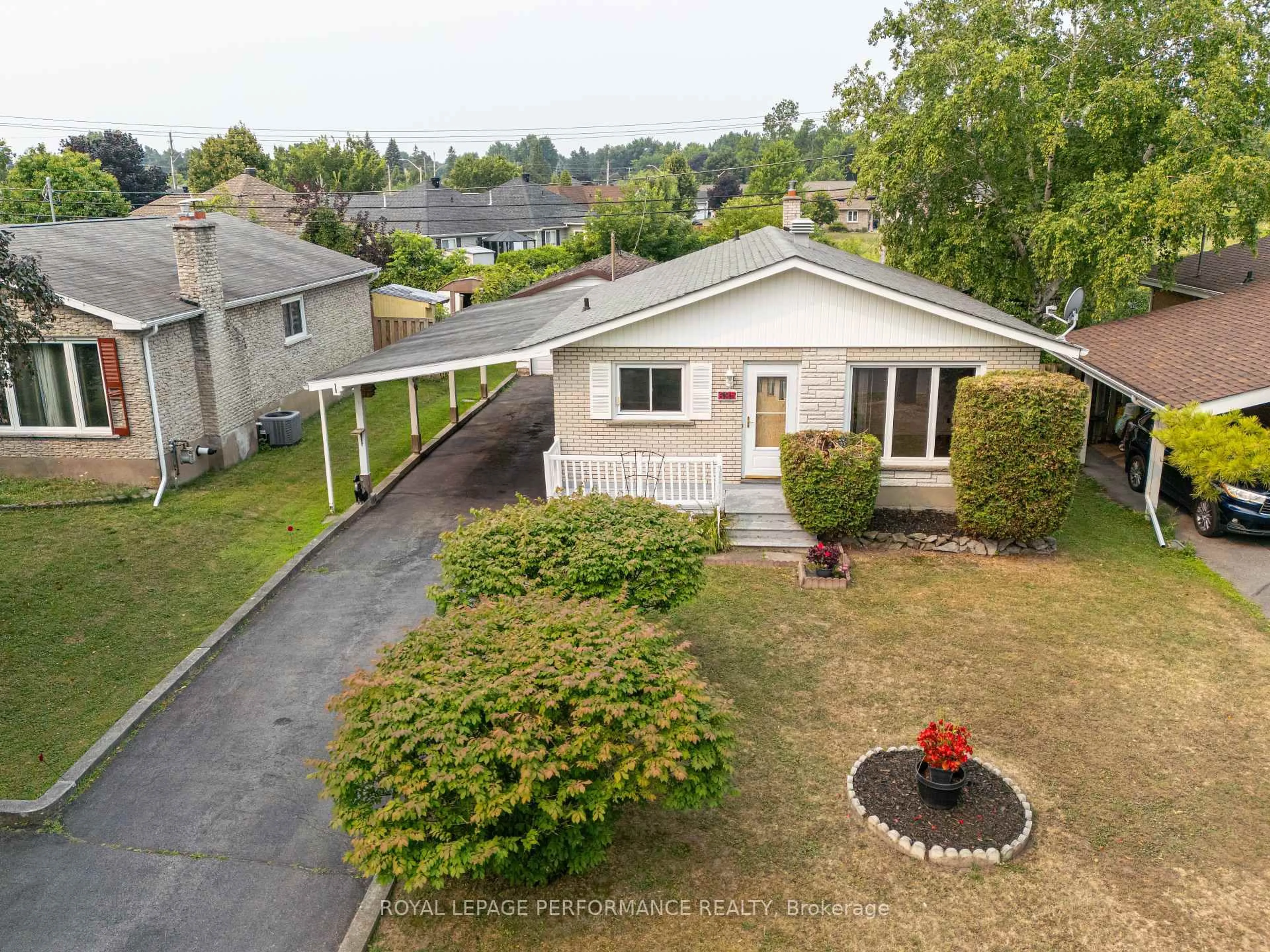 A pic from outside/outdoor area/front of a property/back of a property/a pic from drone, street for 635 Hamilton Cres, Cornwall Ontario K6H 5N5