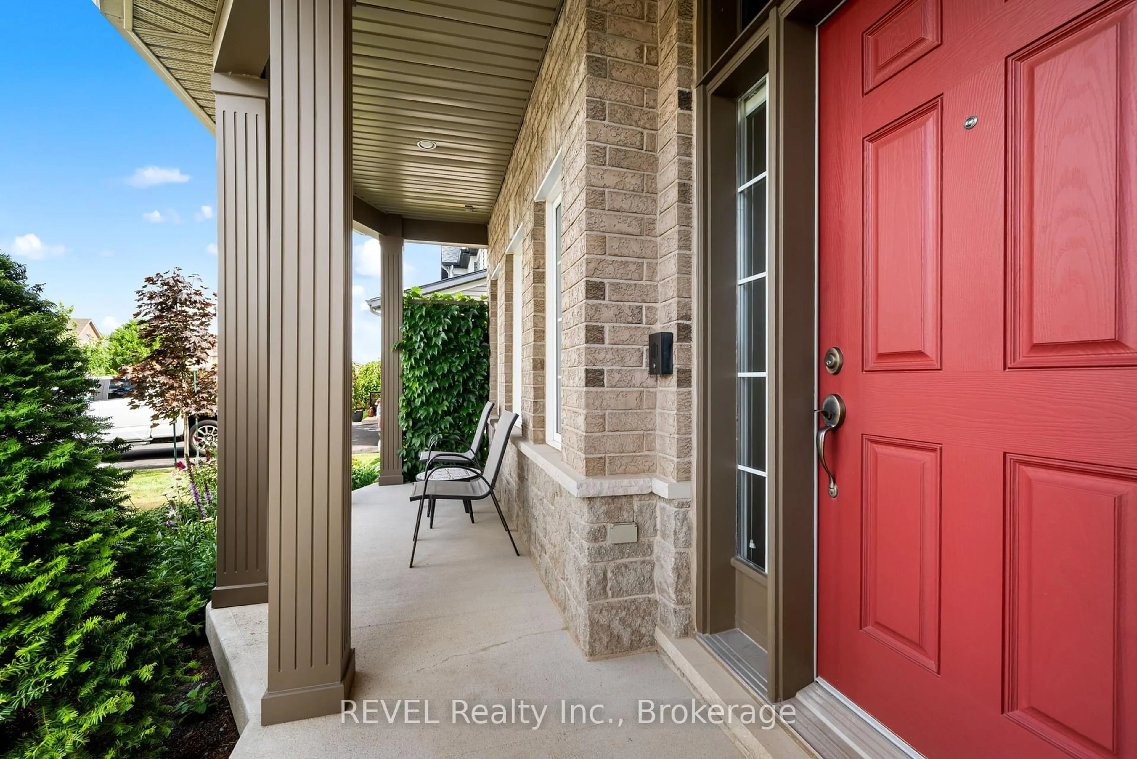 Indoor entryway for 490 Carrie Ave, Fort Erie Ontario L0S 1N0