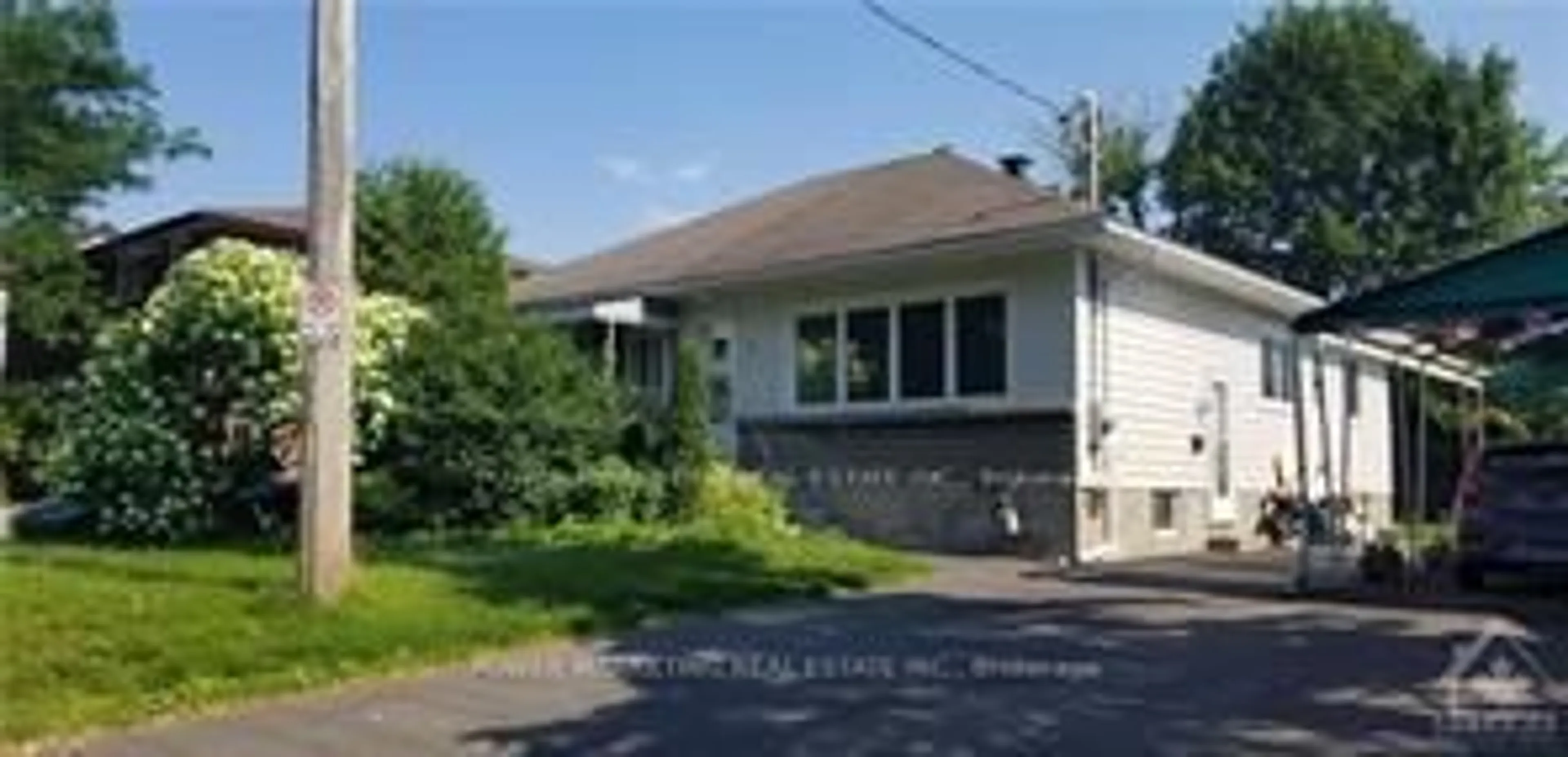 Home with vinyl exterior material, street for 528 MUTUAL St, Ottawa Ontario K1K 1C6
