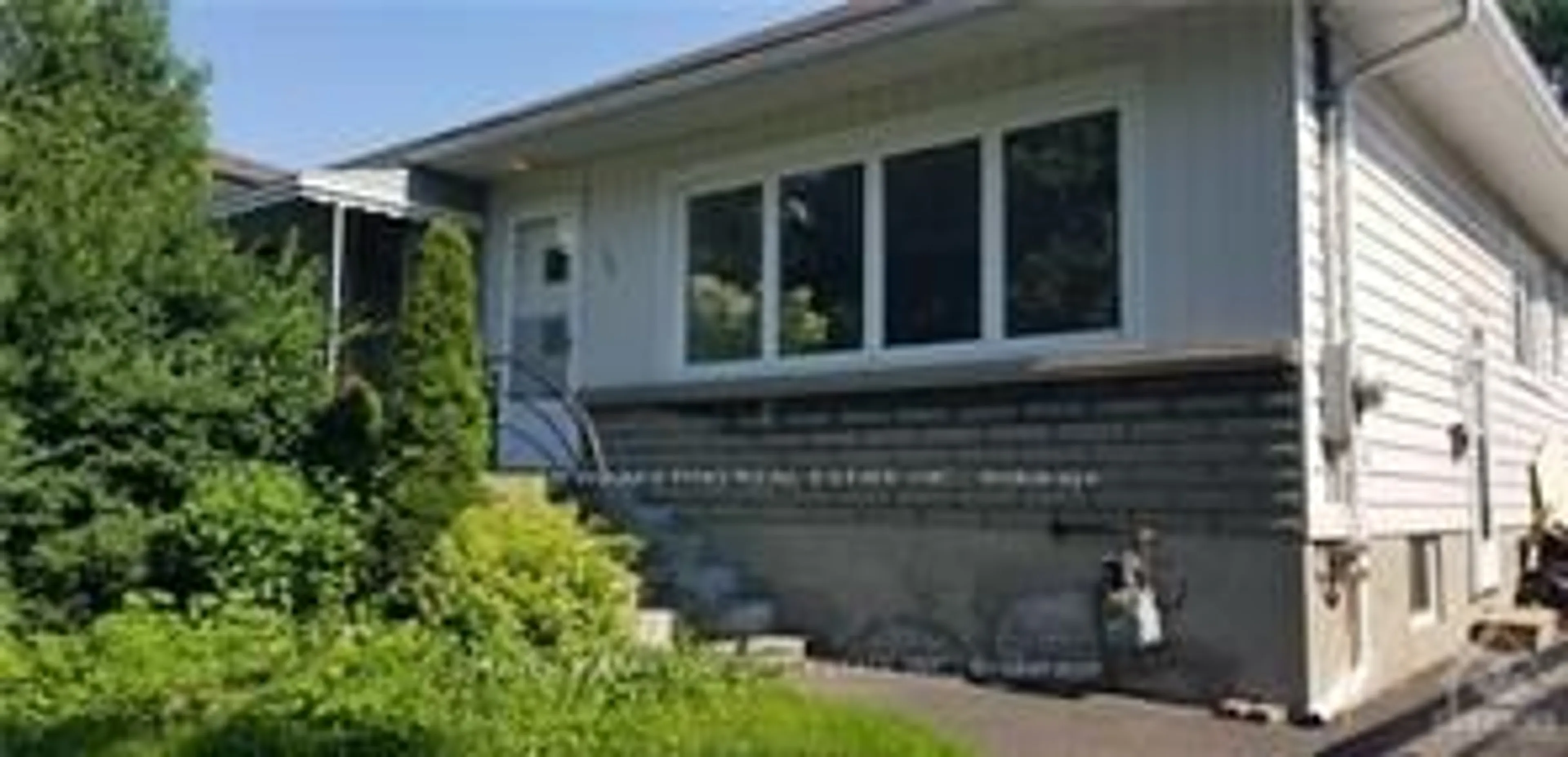 Home with vinyl exterior material, street for 528 MUTUAL St, Ottawa Ontario K1K 1C6