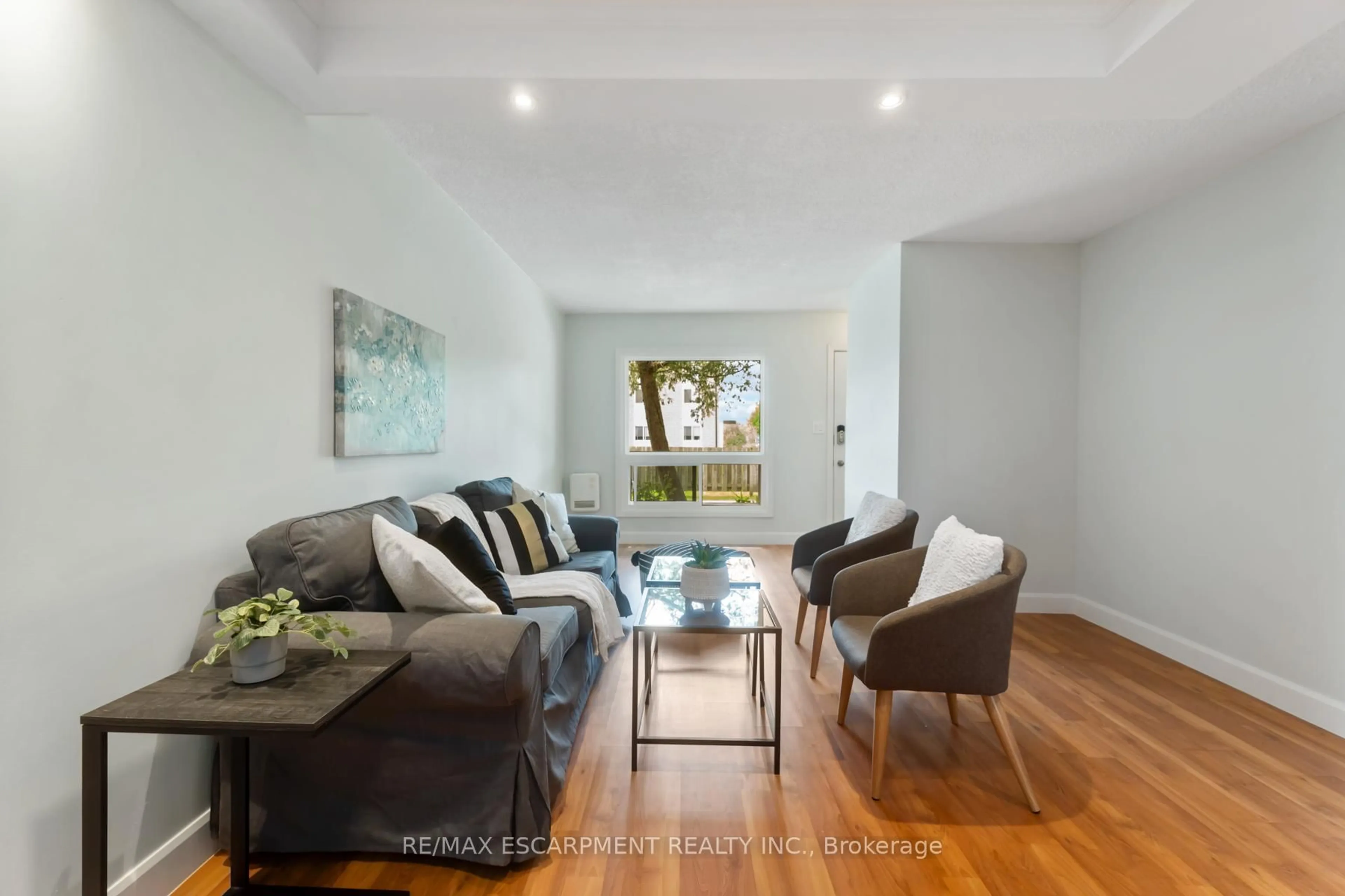 Living room with furniture, unknown for 8646 WILLOUGHBY Dr #10, Niagara Falls Ontario L2G 6X7