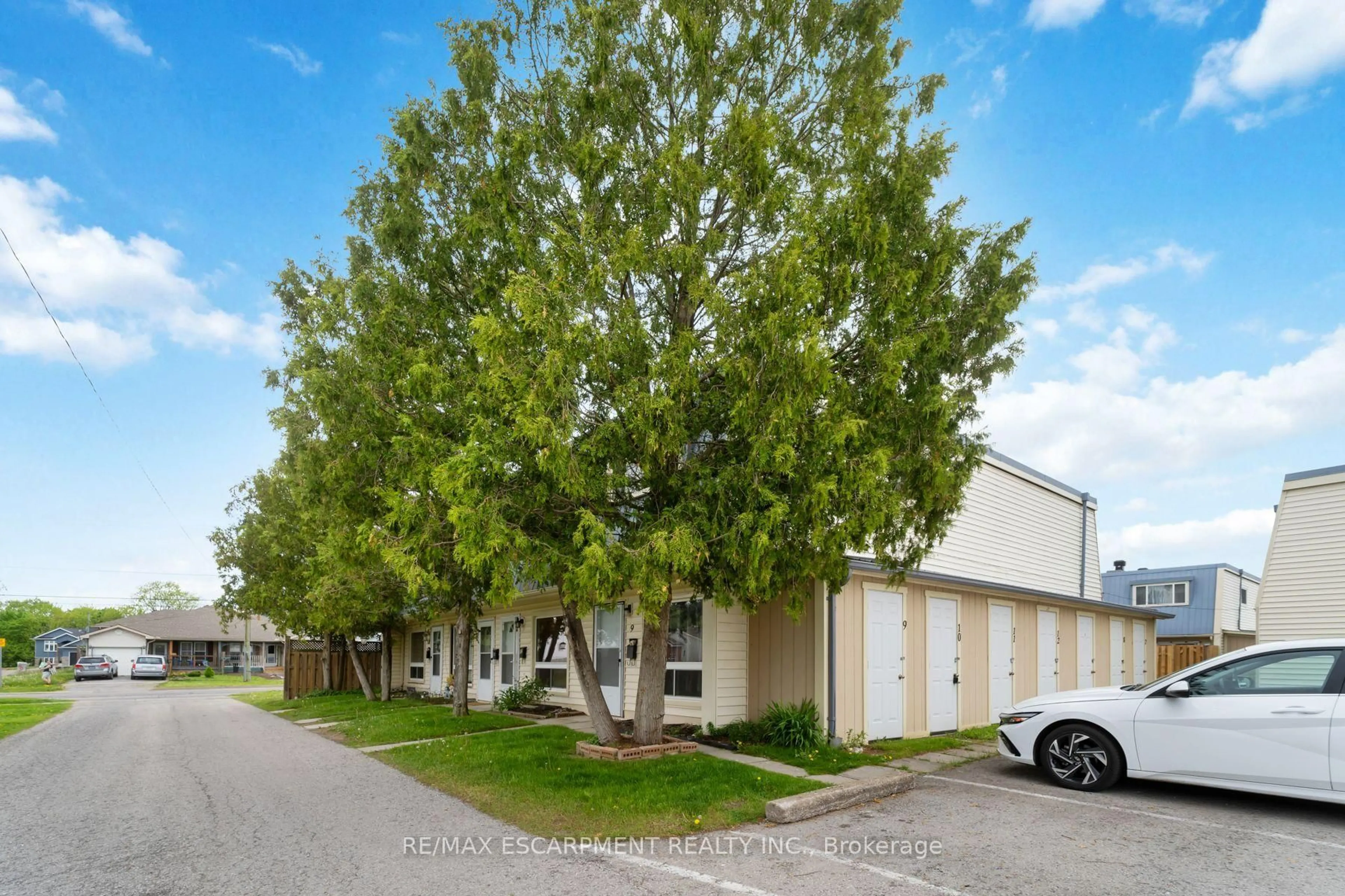 A pic from outside/outdoor area/front of a property/back of a property/a pic from drone, street for 8646 WILLOUGHBY Dr #10, Niagara Falls Ontario L2G 6X7
