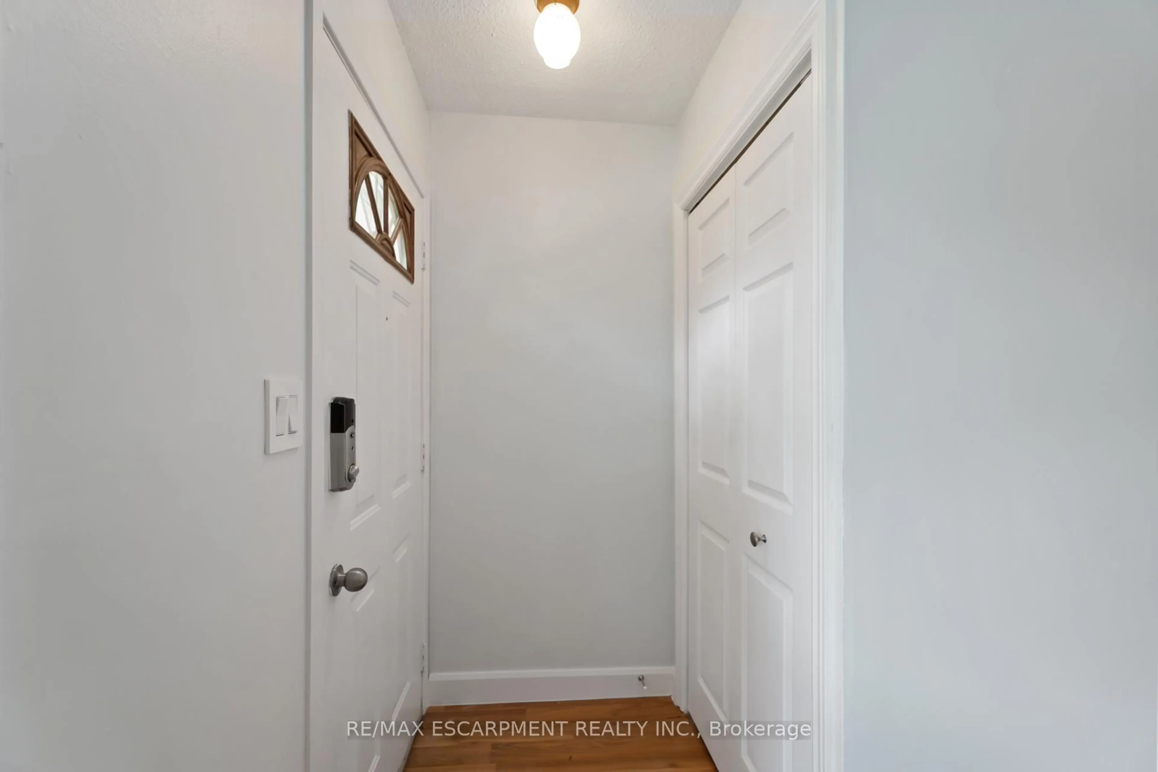 Indoor entryway for 8646 WILLOUGHBY Dr #10, Niagara Falls Ontario L2G 6X7