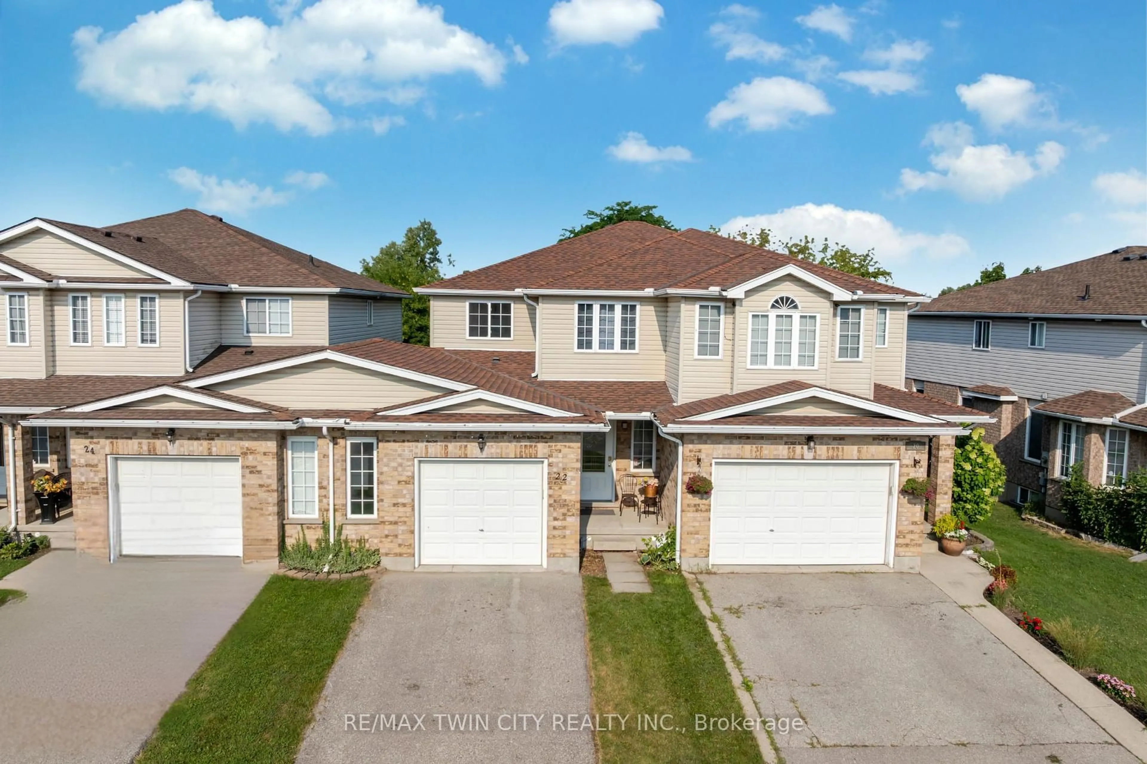 A pic from outside/outdoor area/front of a property/back of a property/a pic from drone, street for 22 Chester Dr, Cambridge Ontario N1T 2C4