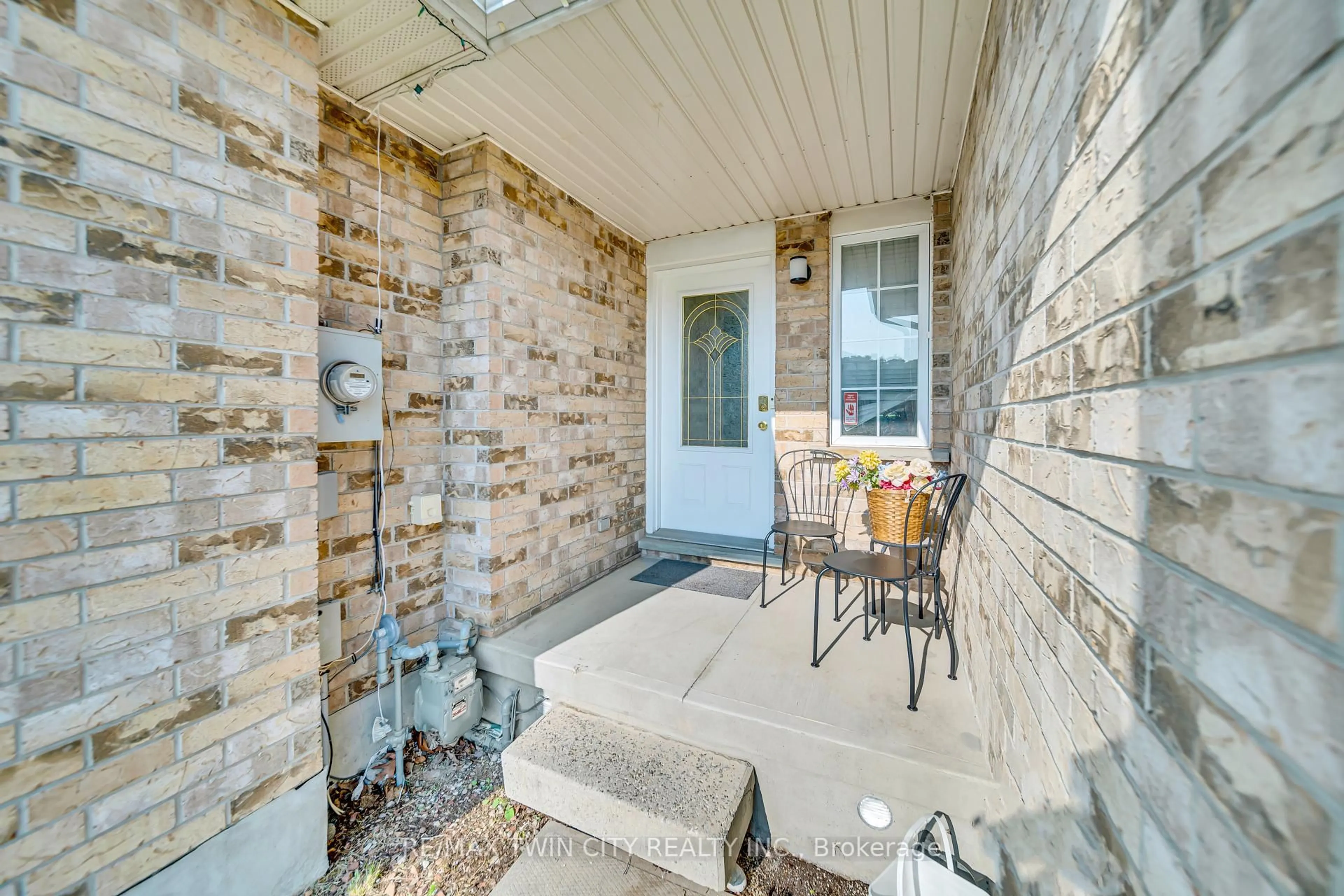 Patio, street for 22 Chester Dr, Cambridge Ontario N1T 2C4