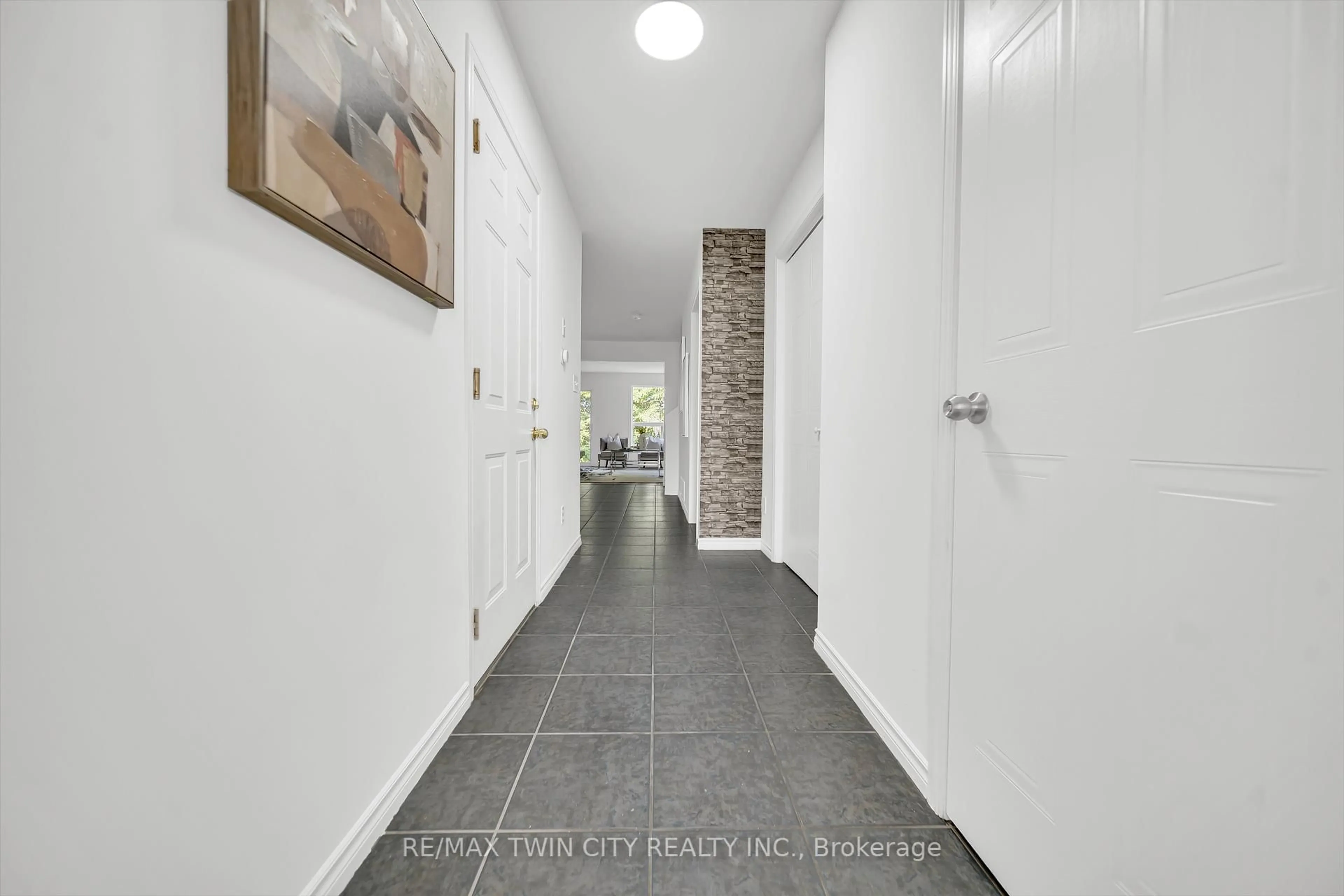 Indoor entryway for 22 Chester Dr, Cambridge Ontario N1T 2C4