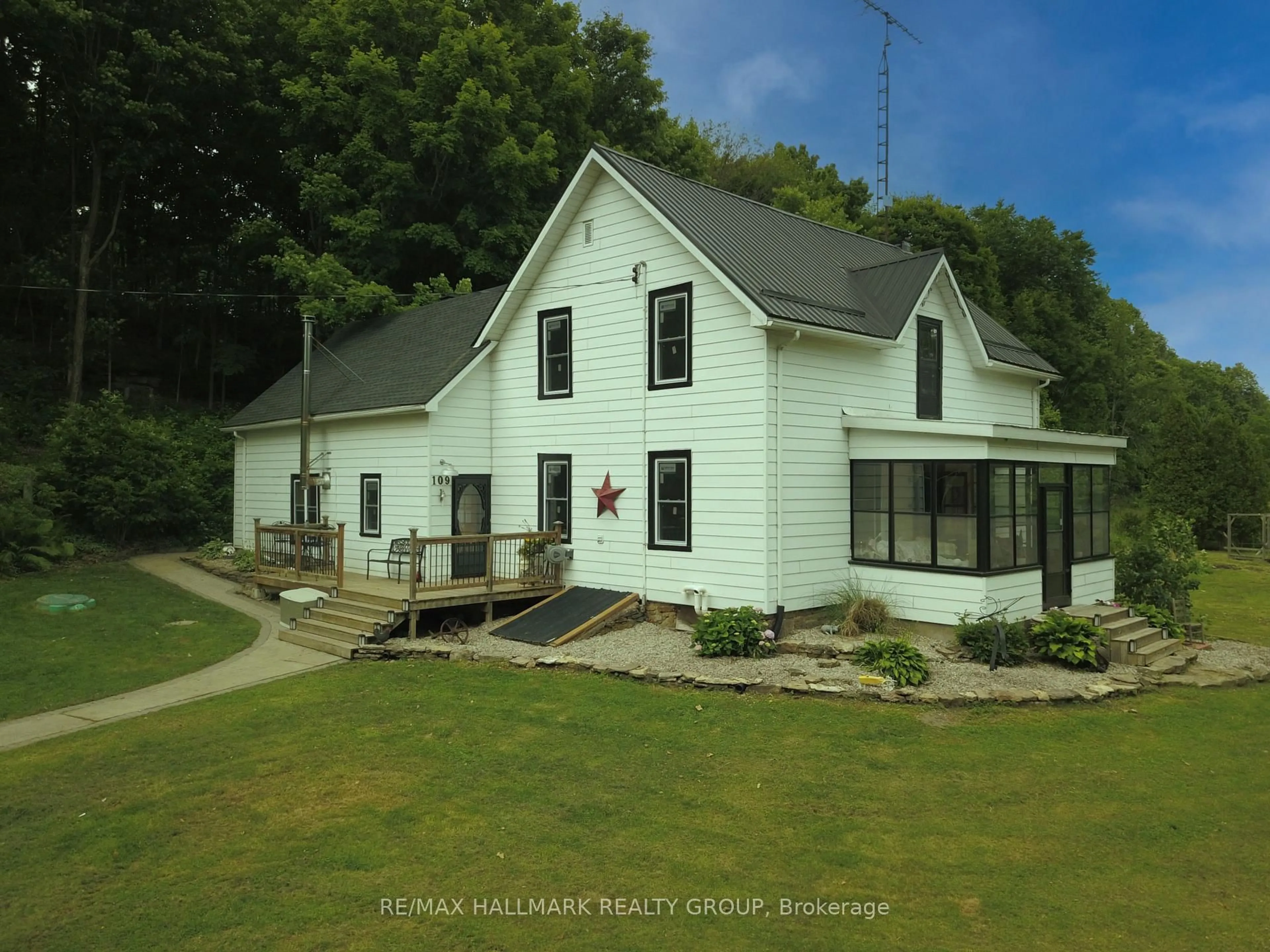 A pic from outside/outdoor area/front of a property/back of a property/a pic from drone, building for 109 Quabbin Rd, Leeds and the Thousand Islands Ontario K0E 1R0