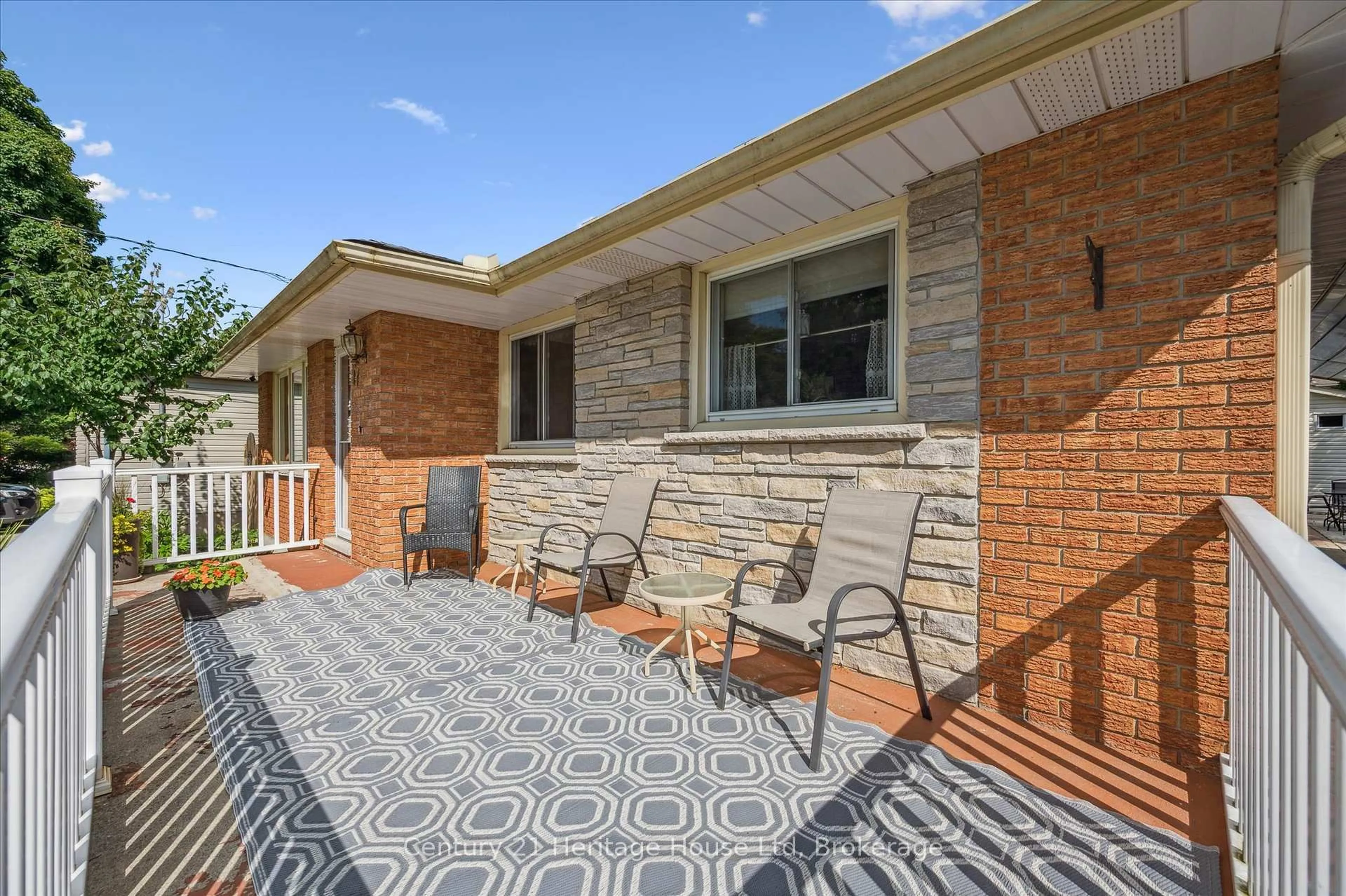 Patio, street for 17 Dalebrook Pl, Guelph Ontario N1E 1A7