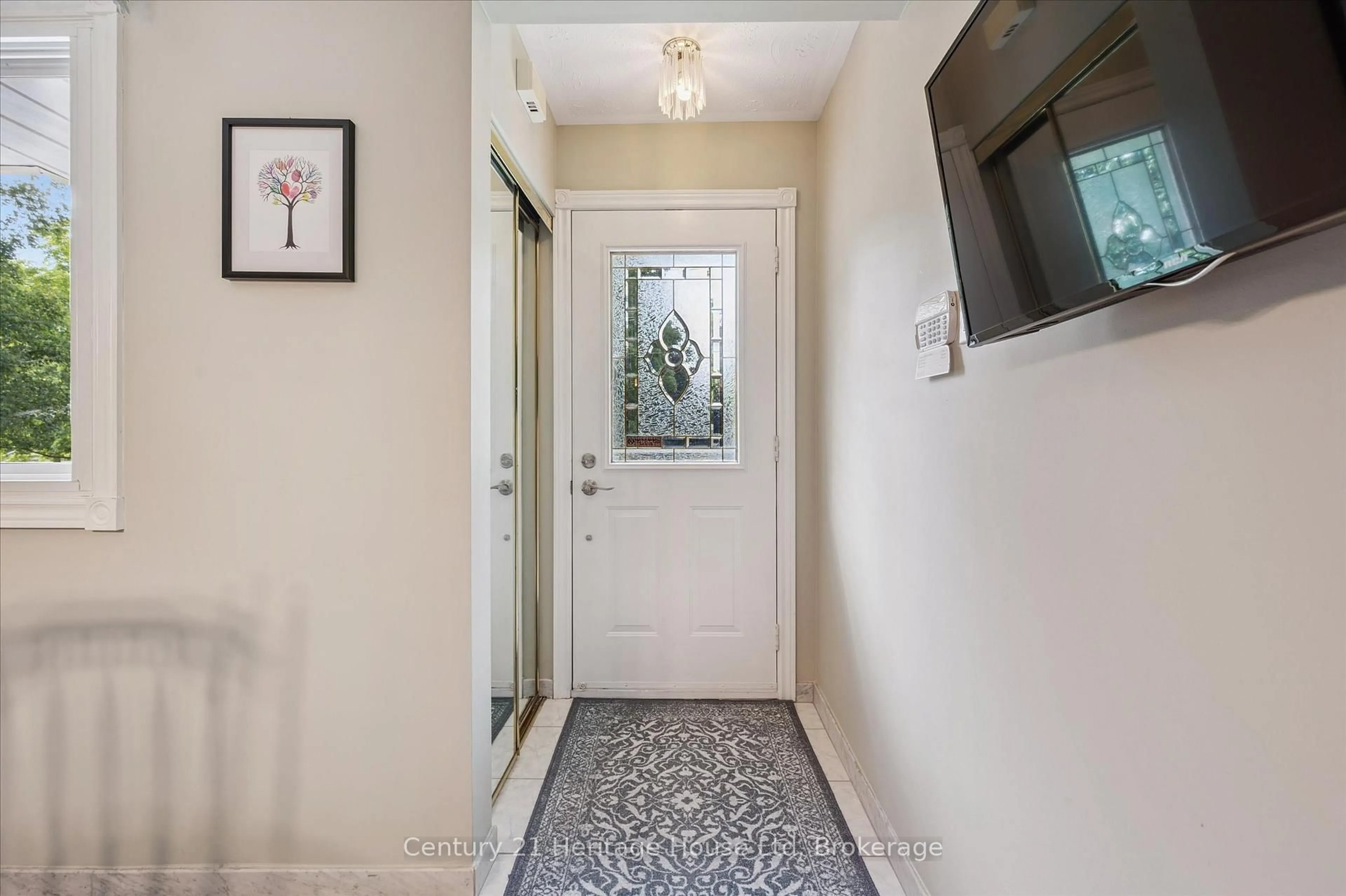 Indoor entryway for 17 Dalebrook Pl, Guelph Ontario N1E 1A7