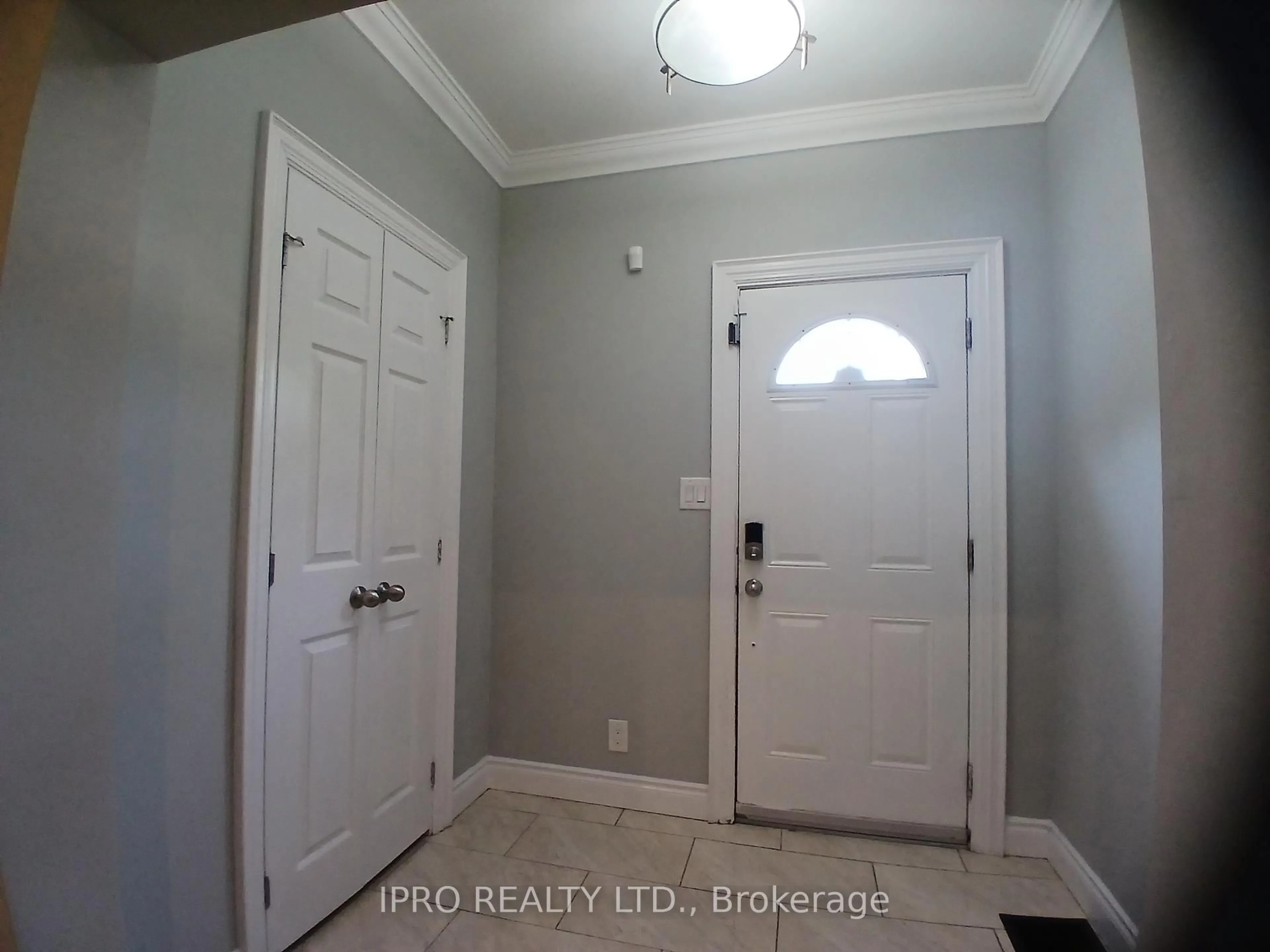 Indoor entryway for 49 East 9th St, Hamilton Ontario L9A 3M6