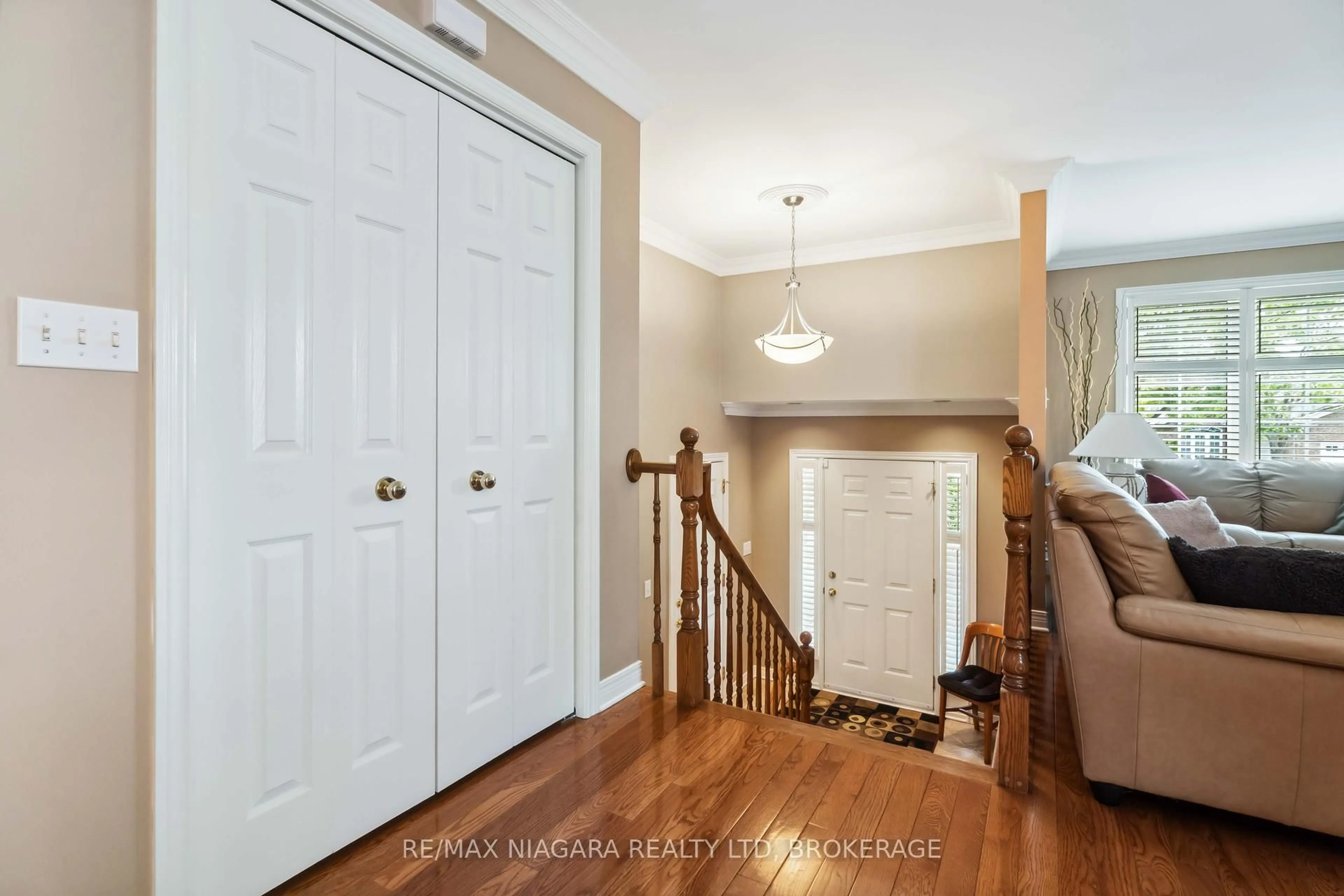 Indoor entryway for 8123 Beaver Glen Dr, Niagara Falls Ontario L2H 3K5