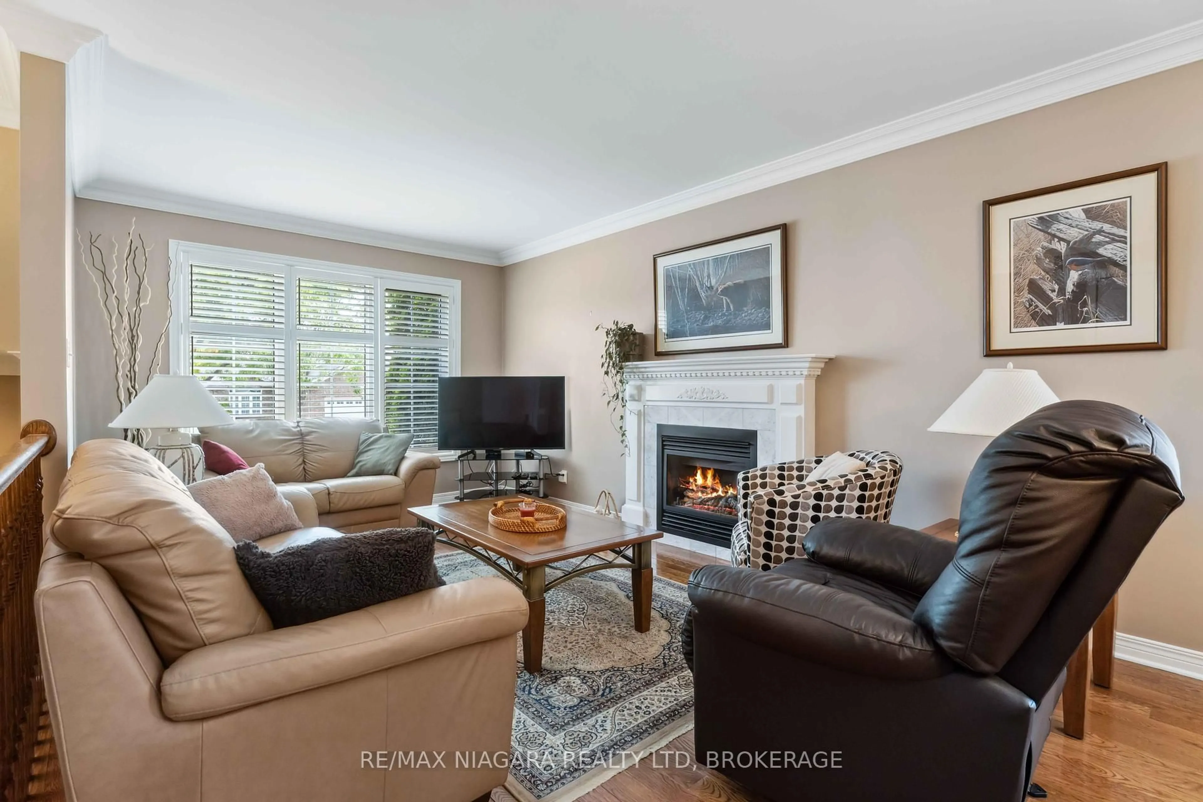 Living room with furniture, unknown for 8123 Beaver Glen Dr, Niagara Falls Ontario L2H 3K5