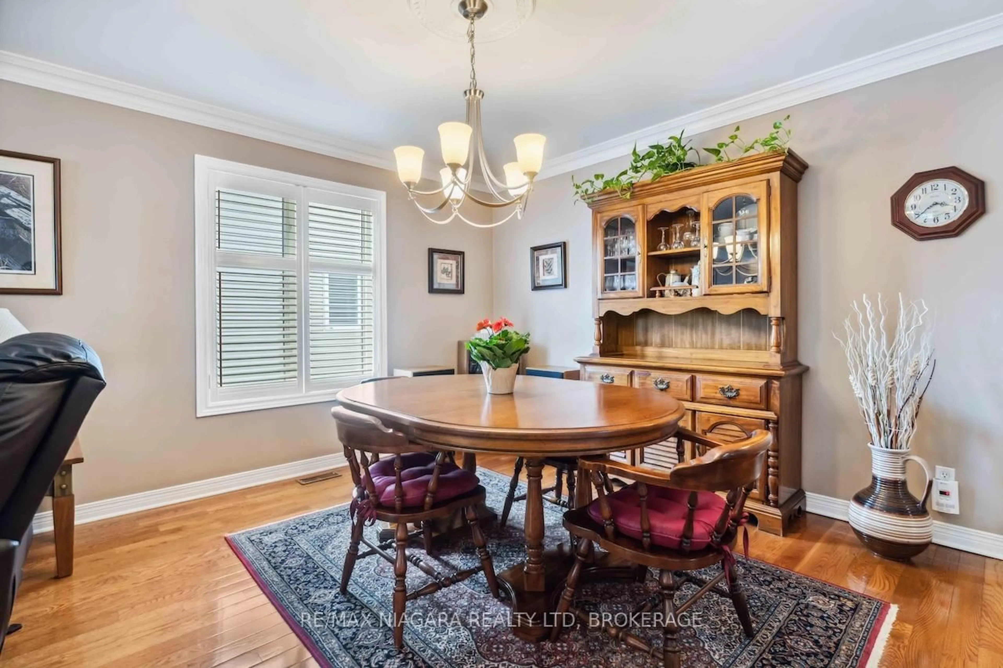 Dining room, wood/laminate floor for 8123 Beaver Glen Dr, Niagara Falls Ontario L2H 3K5