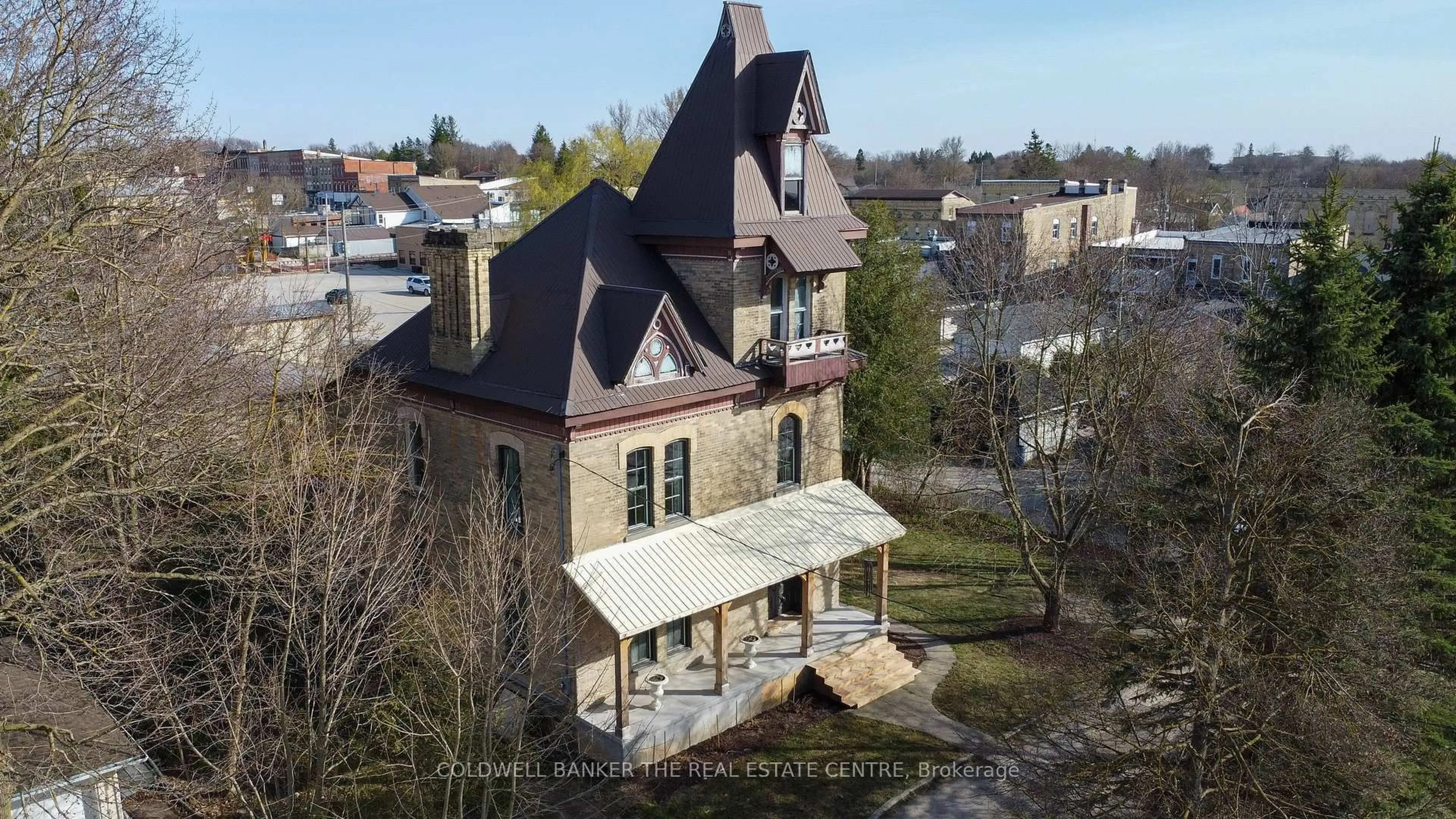 A pic from outside/outdoor area/front of a property/back of a property/a pic from drone, building for 150 WELLINGTON St, Wellington North Ontario N0G 2L2