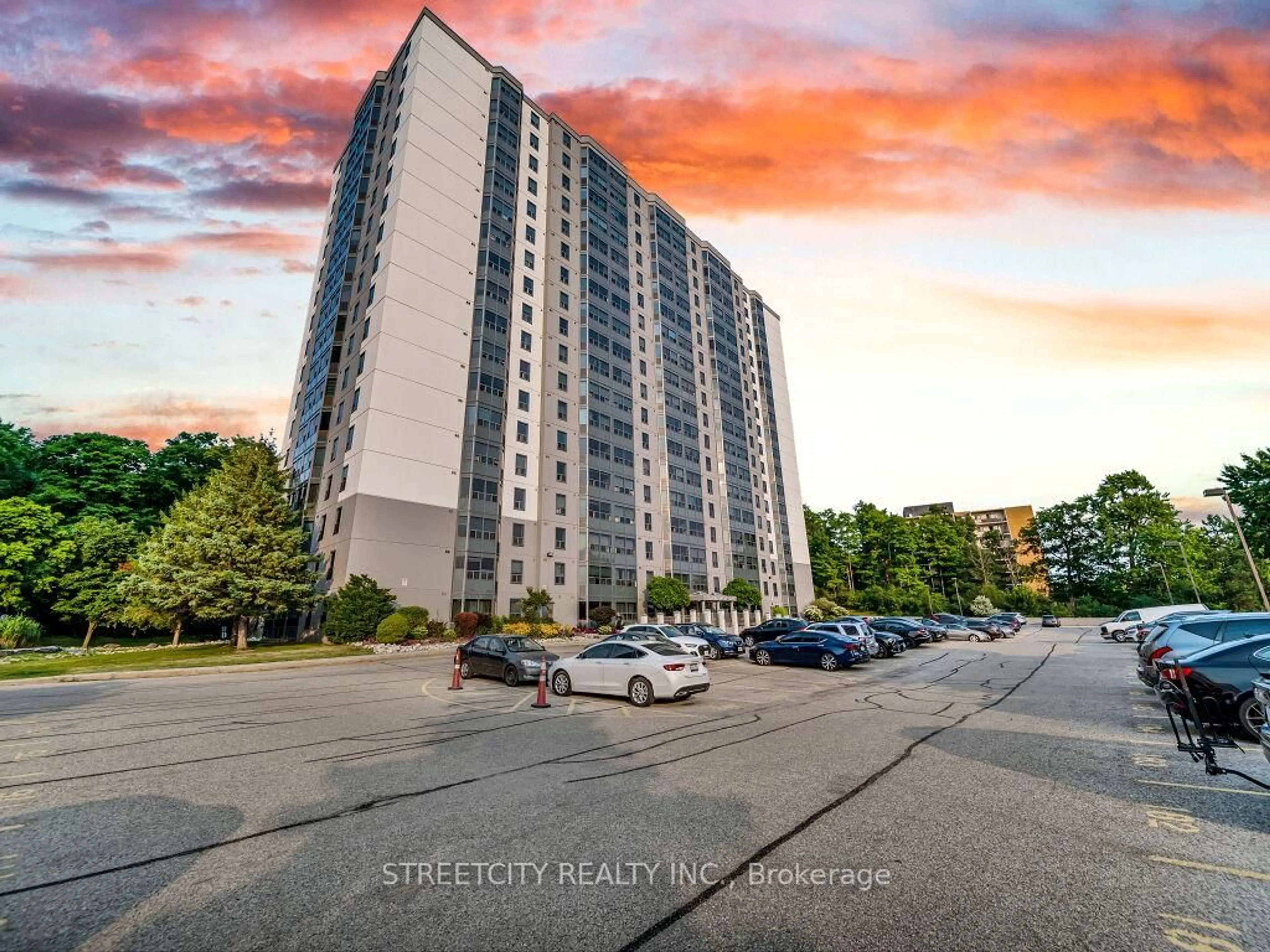 A pic from outside/outdoor area/front of a property/back of a property/a pic from drone, street for 55 Green Valley Dr #814, Kitchener Ontario N2P 1Z6