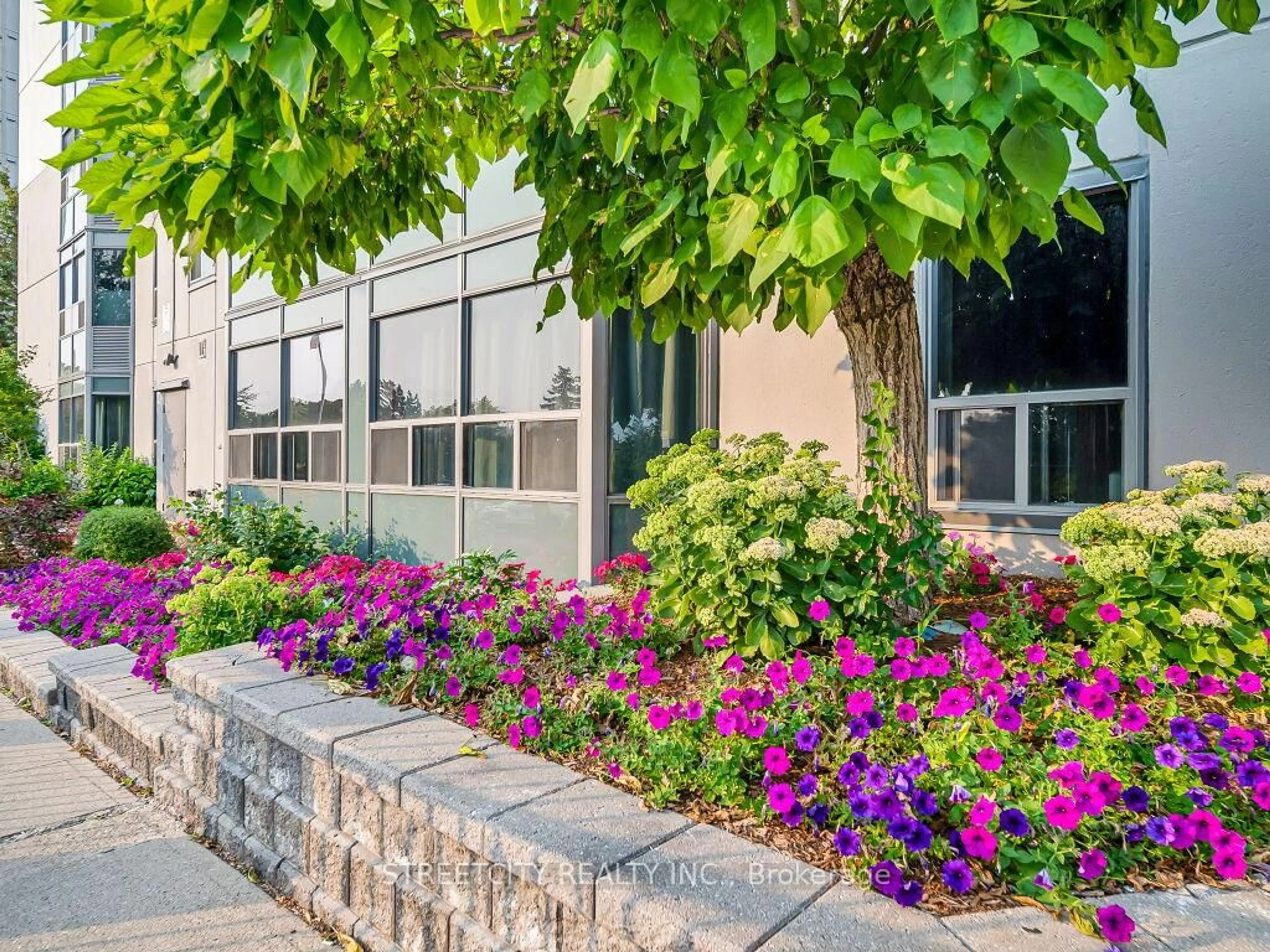 Patio, street for 55 Green Valley Dr #814, Kitchener Ontario N2P 1Z6